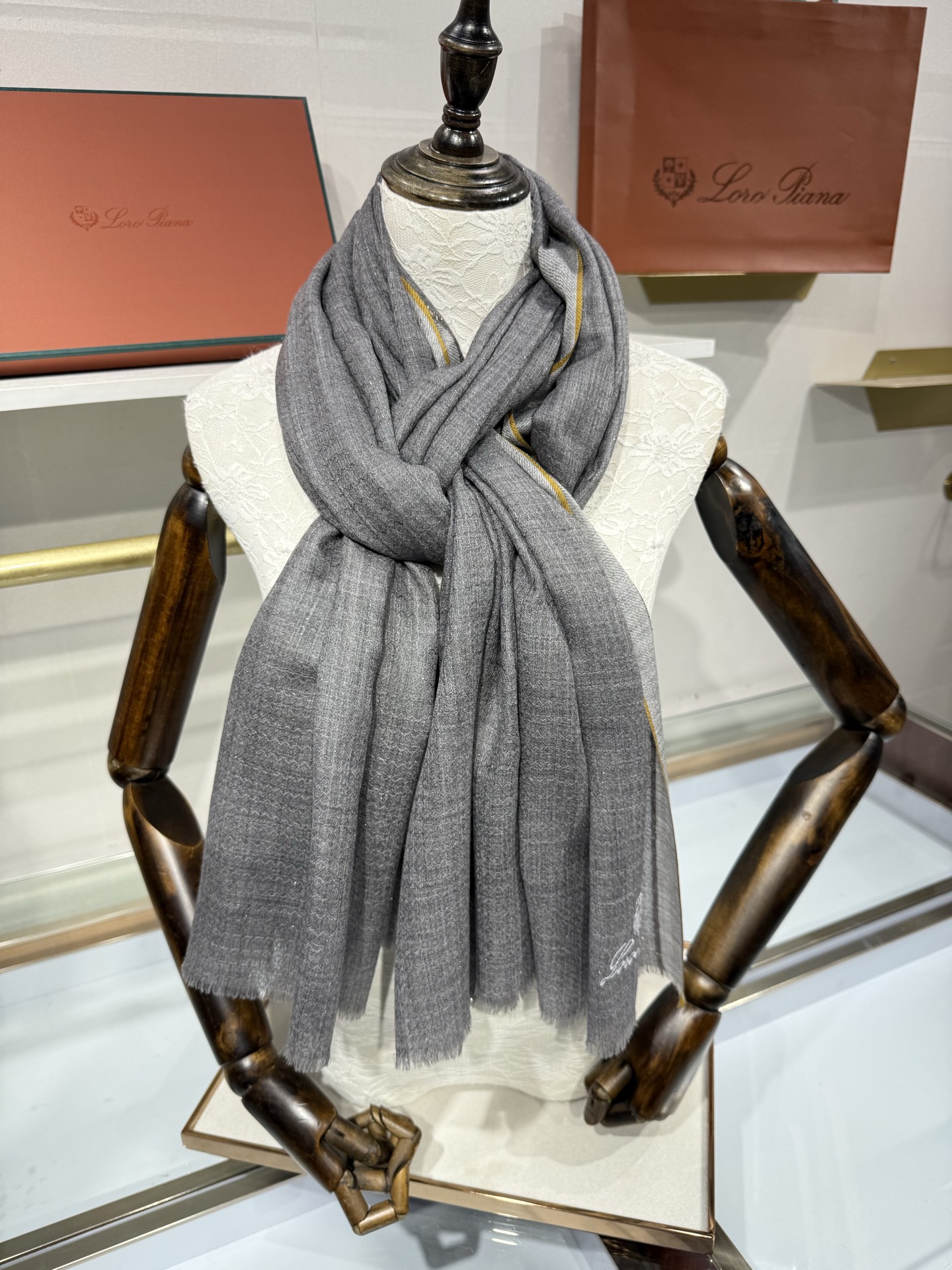 💟Loro Piana LP最新独家供应十年二十年都不过时！也只有LP羊绒围巾能把这么看似简单外观的围巾