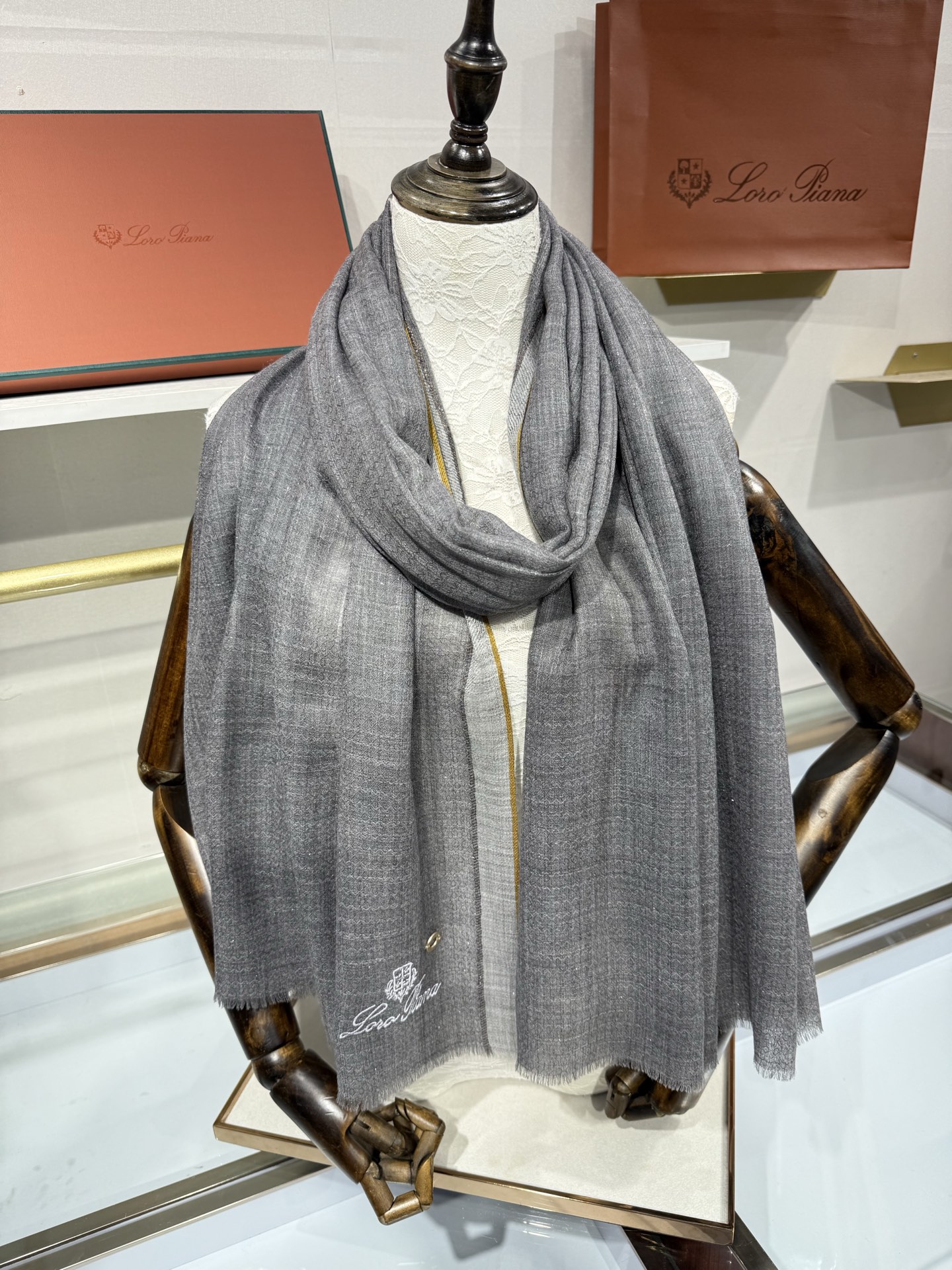 💟Loro Piana LP最新独家供应十年二十年都不过时！也只有LP羊绒围巾能把这么看似简单外观的围巾