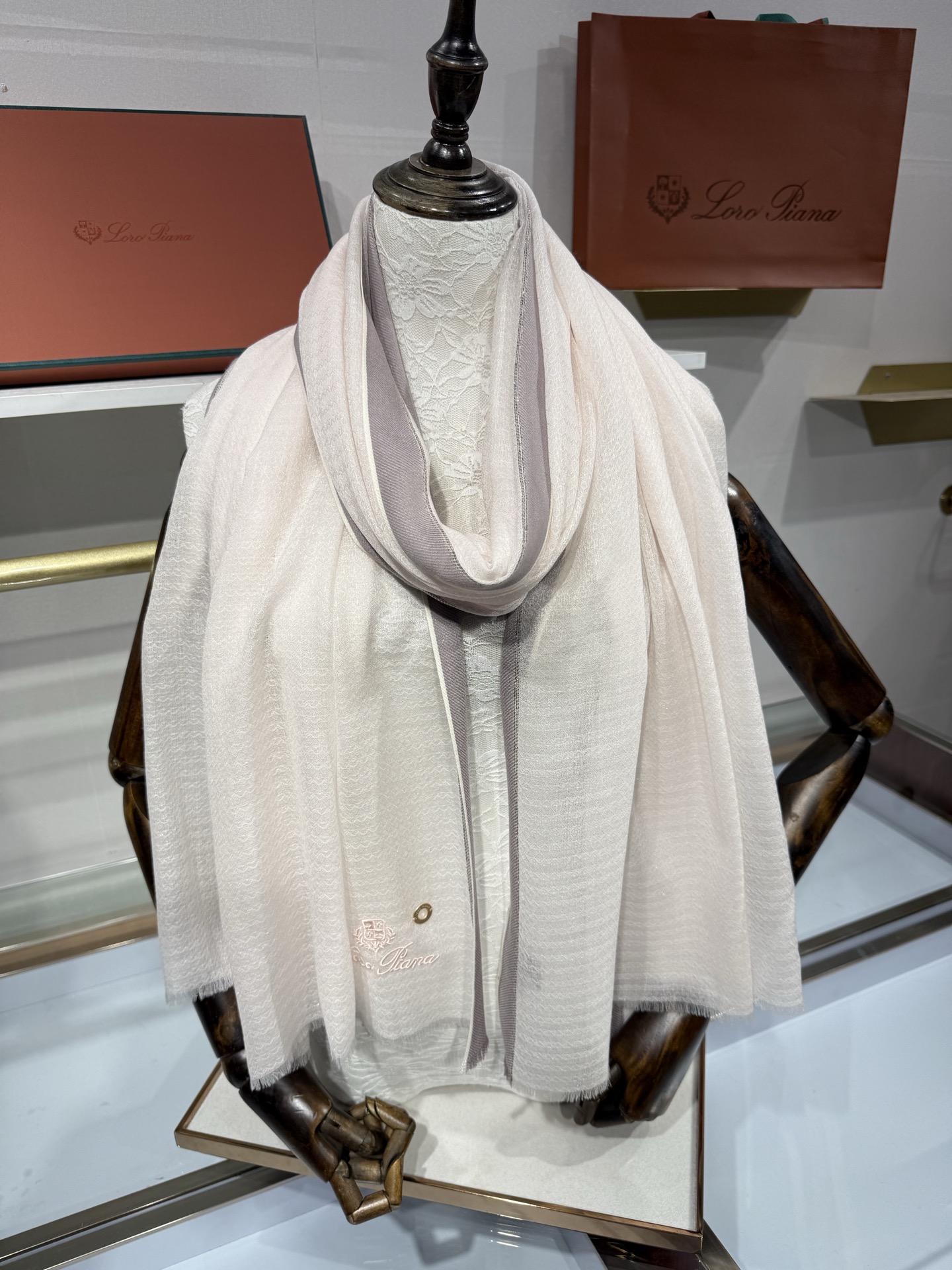💟Loro Piana LP最新独家供应十年二十年都不过时！也只有LP羊绒围巾能把这么看似简单外观的围巾