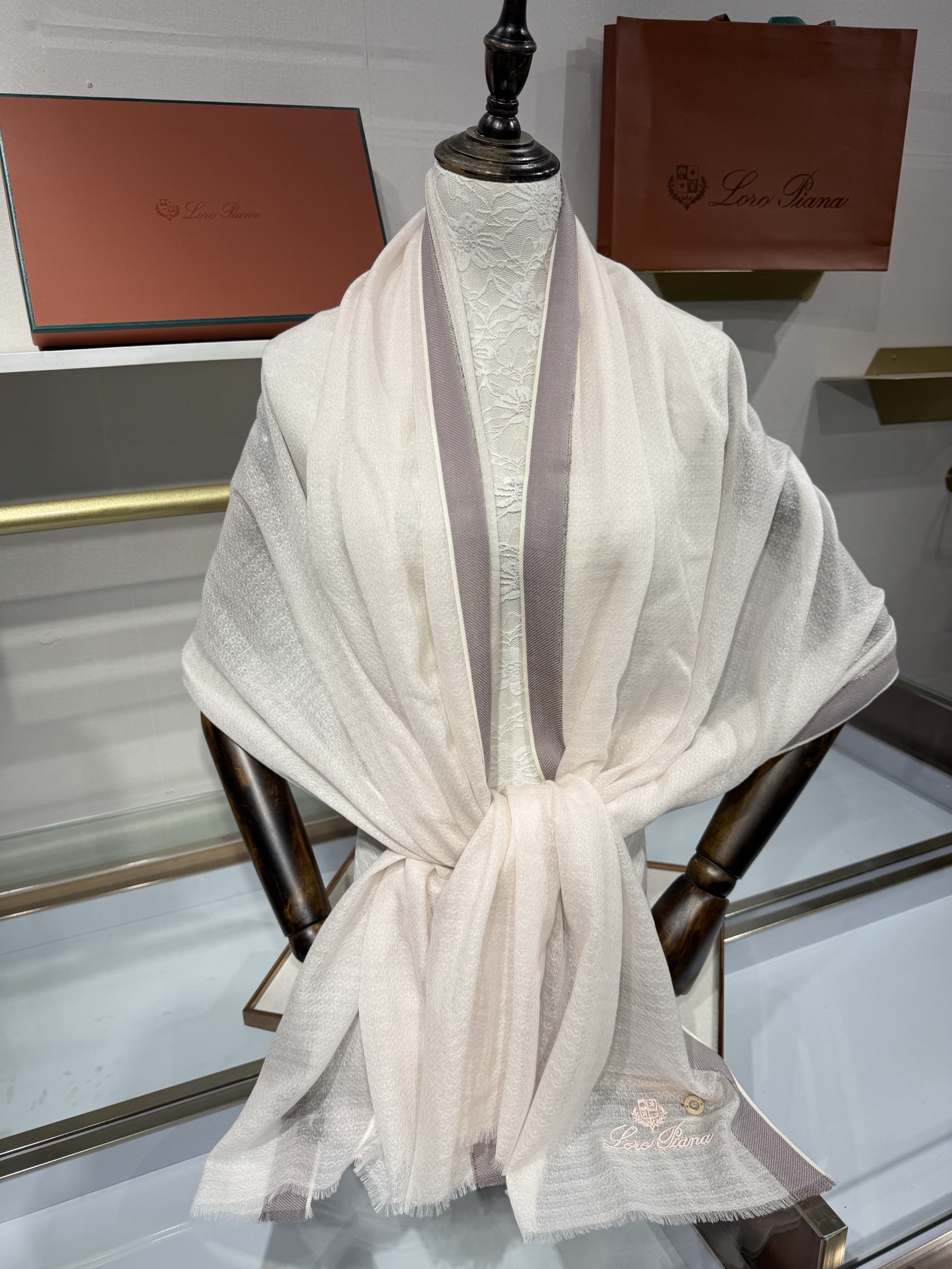 💟Loro Piana LP最新独家供应十年二十年都不过时！也只有LP羊绒围巾能把这么看似简单外观的围巾