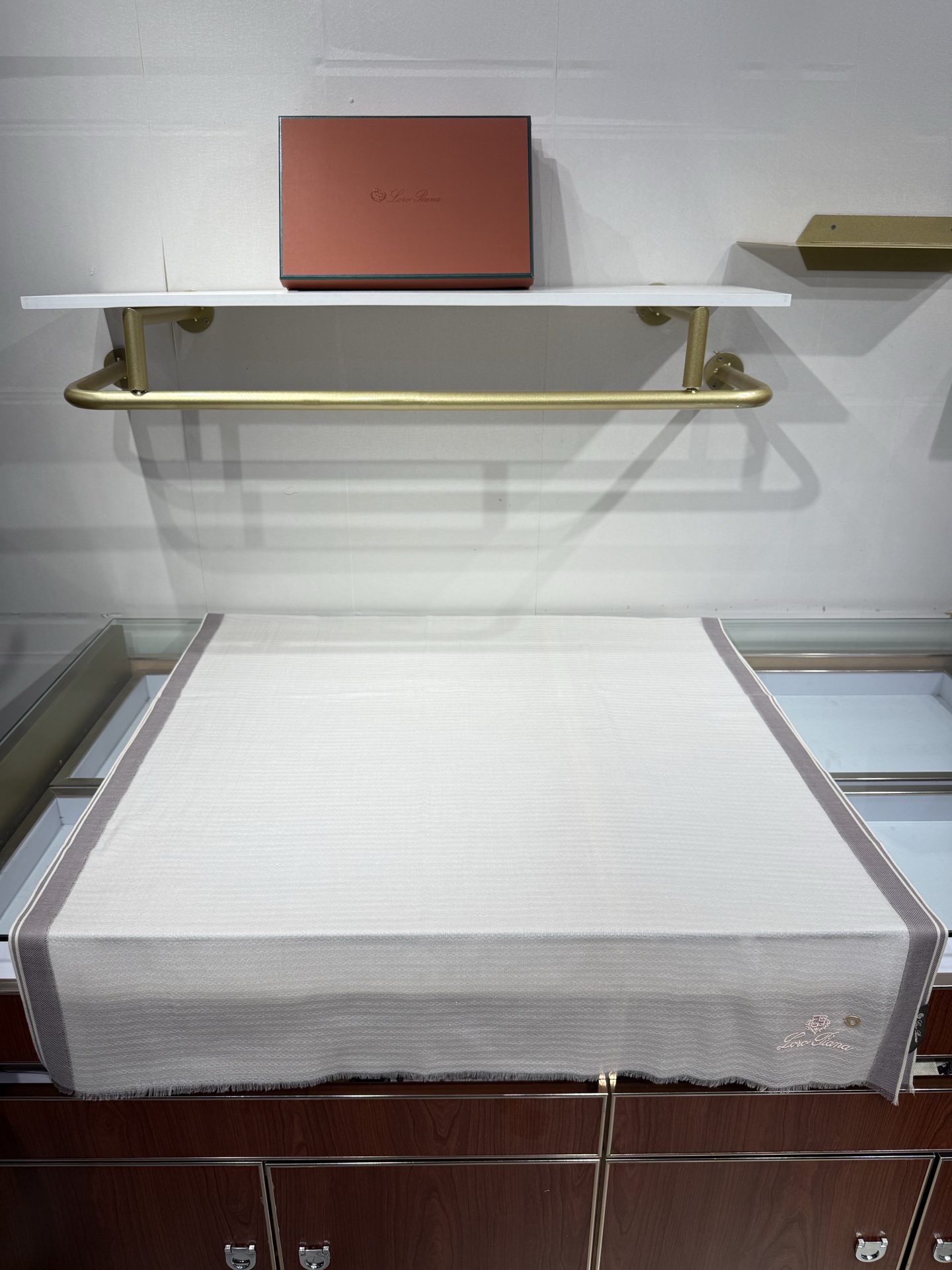 💟Loro Piana LP最新独家供应十年二十年都不过时！也只有LP羊绒围巾能把这么看似简单外观的围巾