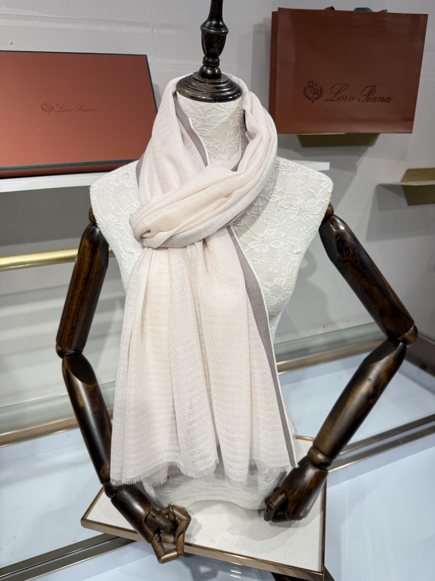💟Loro Piana LP最新独家供应十年二十年都不过时！也只有LP羊绒围巾能把这么看似简单外观的围巾
