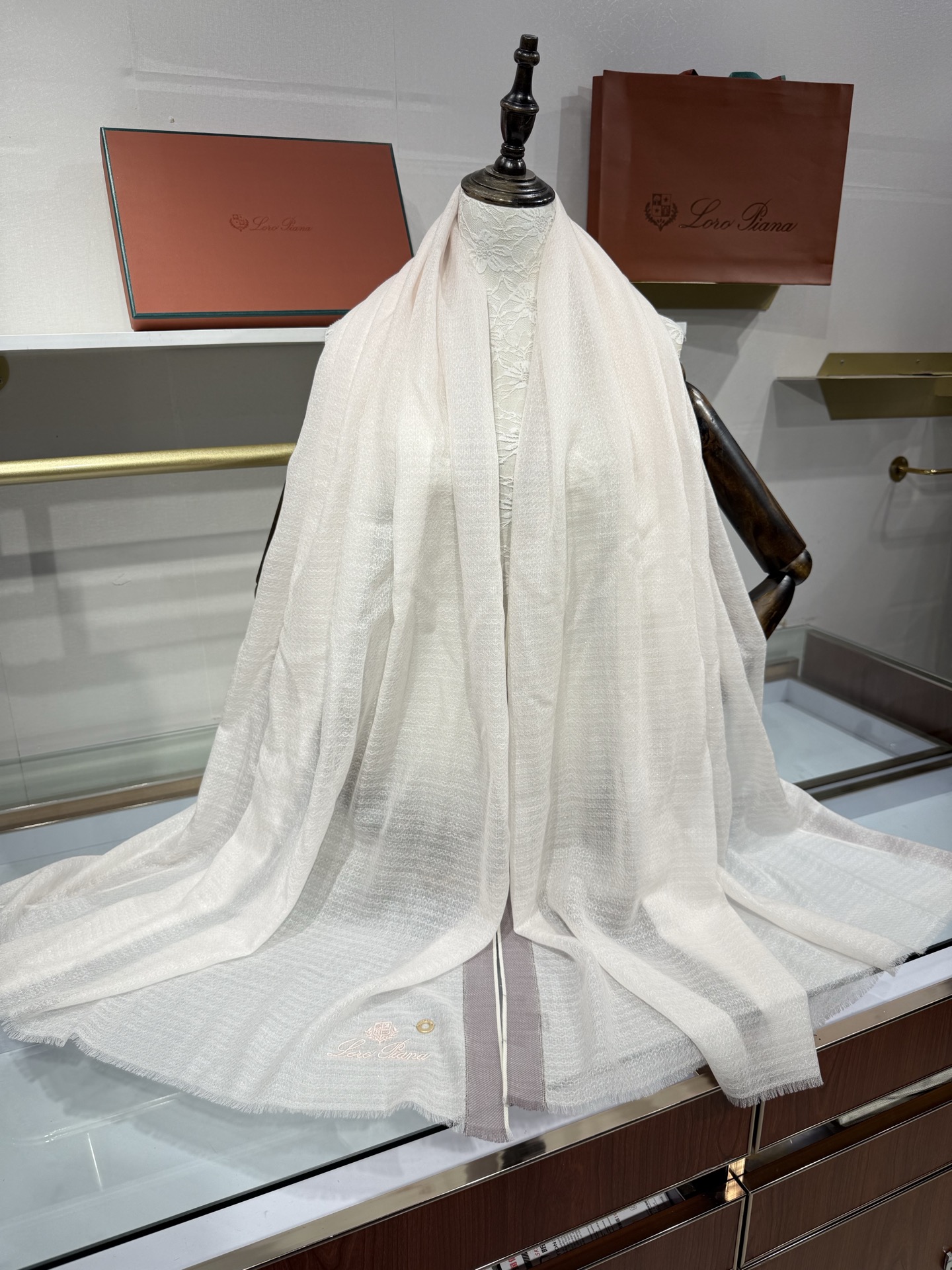 💟Loro Piana LP最新独家供应十年二十年都不过时！也只有LP羊绒围巾能把这么看似简单外观的围巾