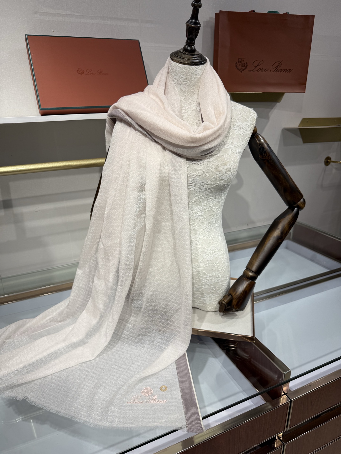💟Loro Piana LP最新独家供应十年二十年都不过时！也只有LP羊绒围巾能把这么看似简单外观的围巾