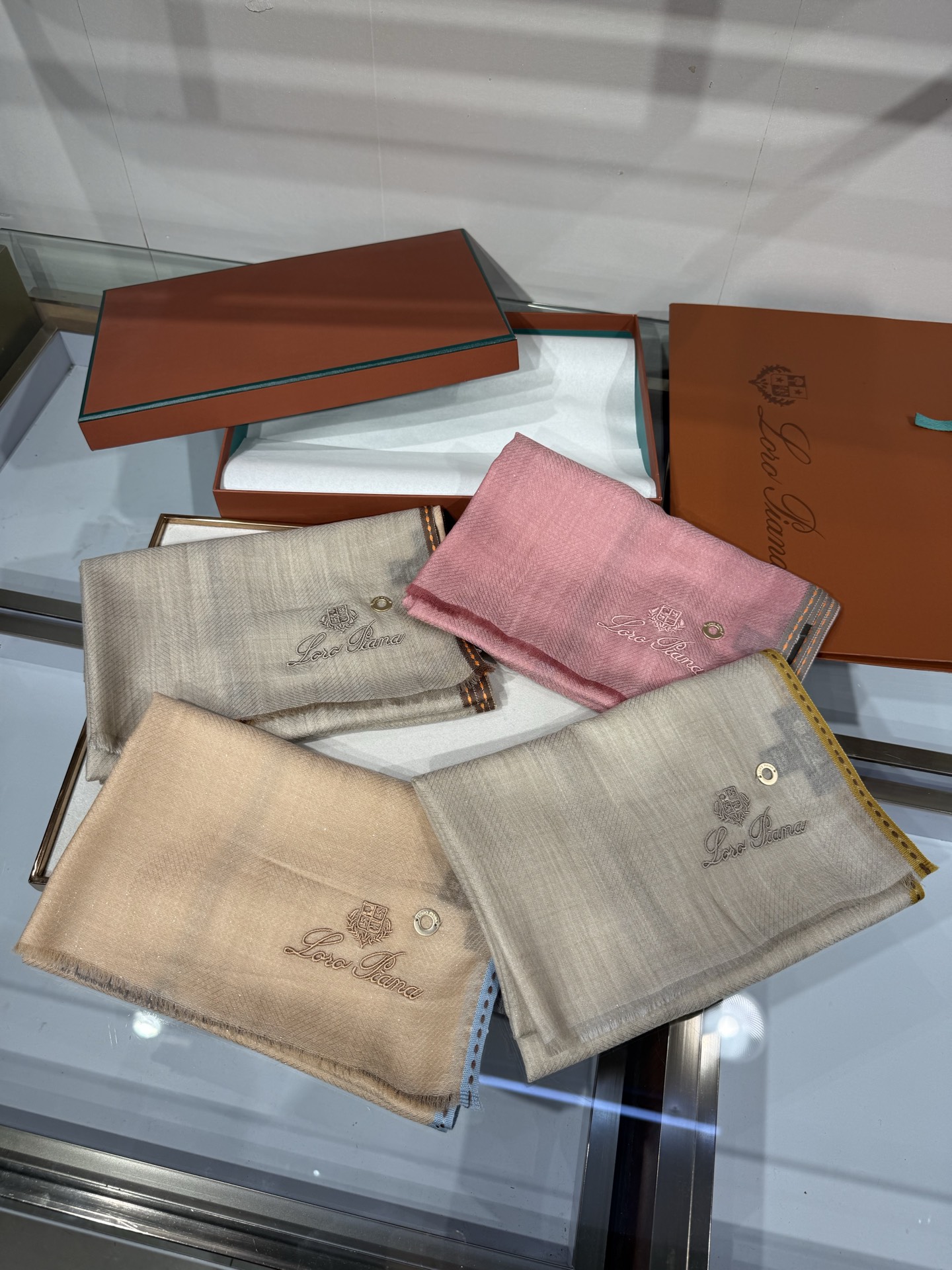 💟Loro Piana LP最新独家供应十年二十年都不过时！也只有LP羊绒围巾能把这么看似简单外观的围巾
