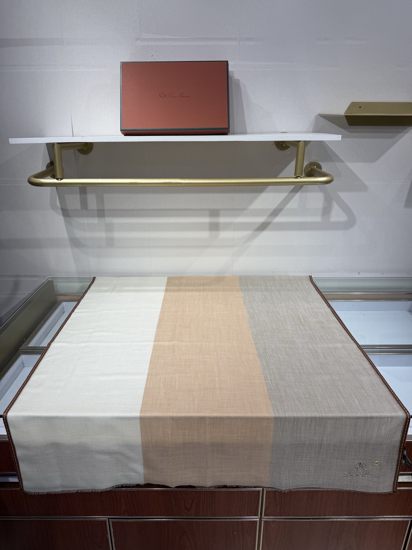 💟Loro Piana LP最新独家供应十年二十年都不过时！也只有LP羊绒围巾能把这么看似简单外观的围巾