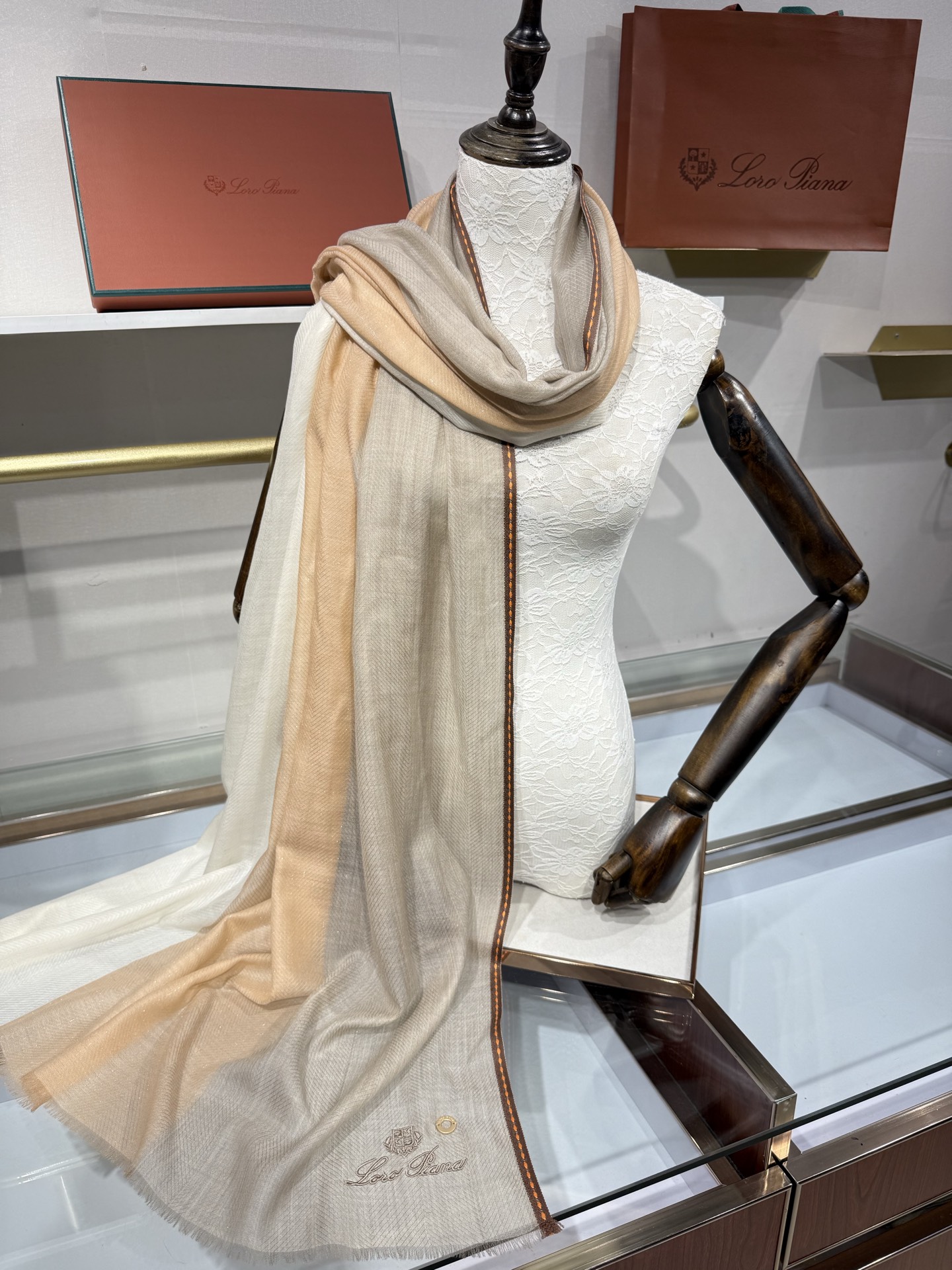 💟Loro Piana LP最新独家供应十年二十年都不过时！也只有LP羊绒围巾能把这么看似简单外观的围巾