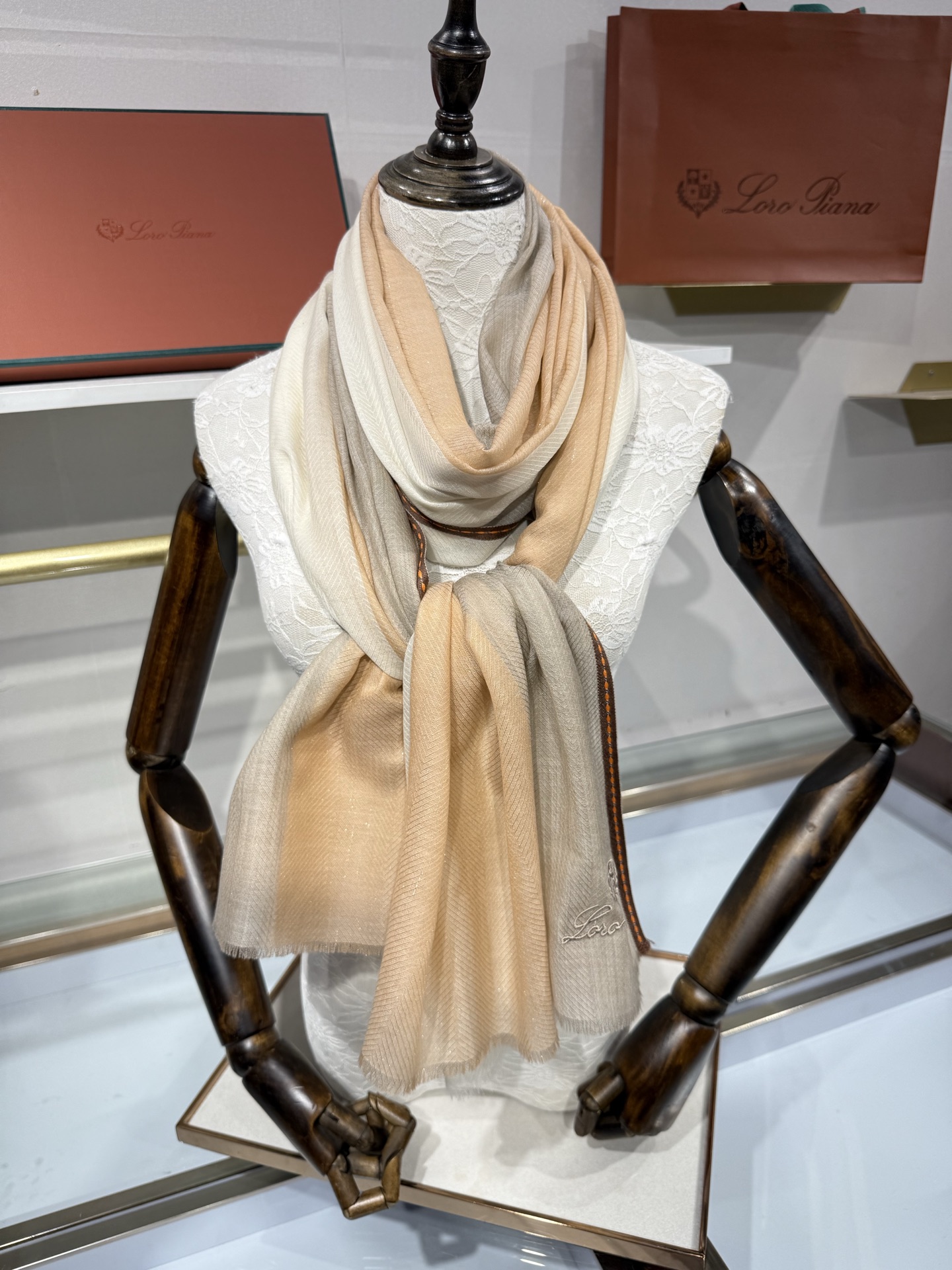 💟Loro Piana LP最新独家供应十年二十年都不过时！也只有LP羊绒围巾能把这么看似简单外观的围巾