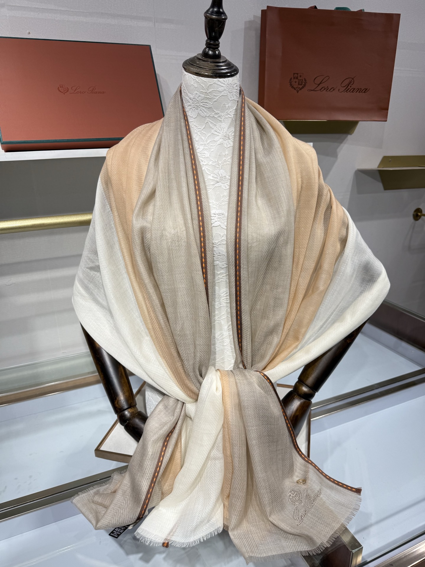 💟Loro Piana LP最新独家供应十年二十年都不过时！也只有LP羊绒围巾能把这么看似简单外观的围巾