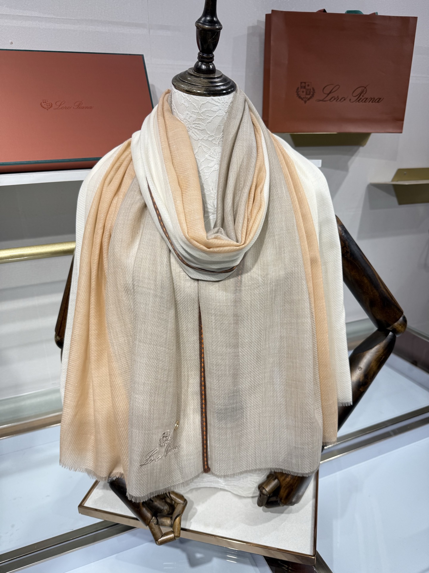 💟Loro Piana LP最新独家供应十年二十年都不过时！也只有LP羊绒围巾能把这么看似简单外观的围巾