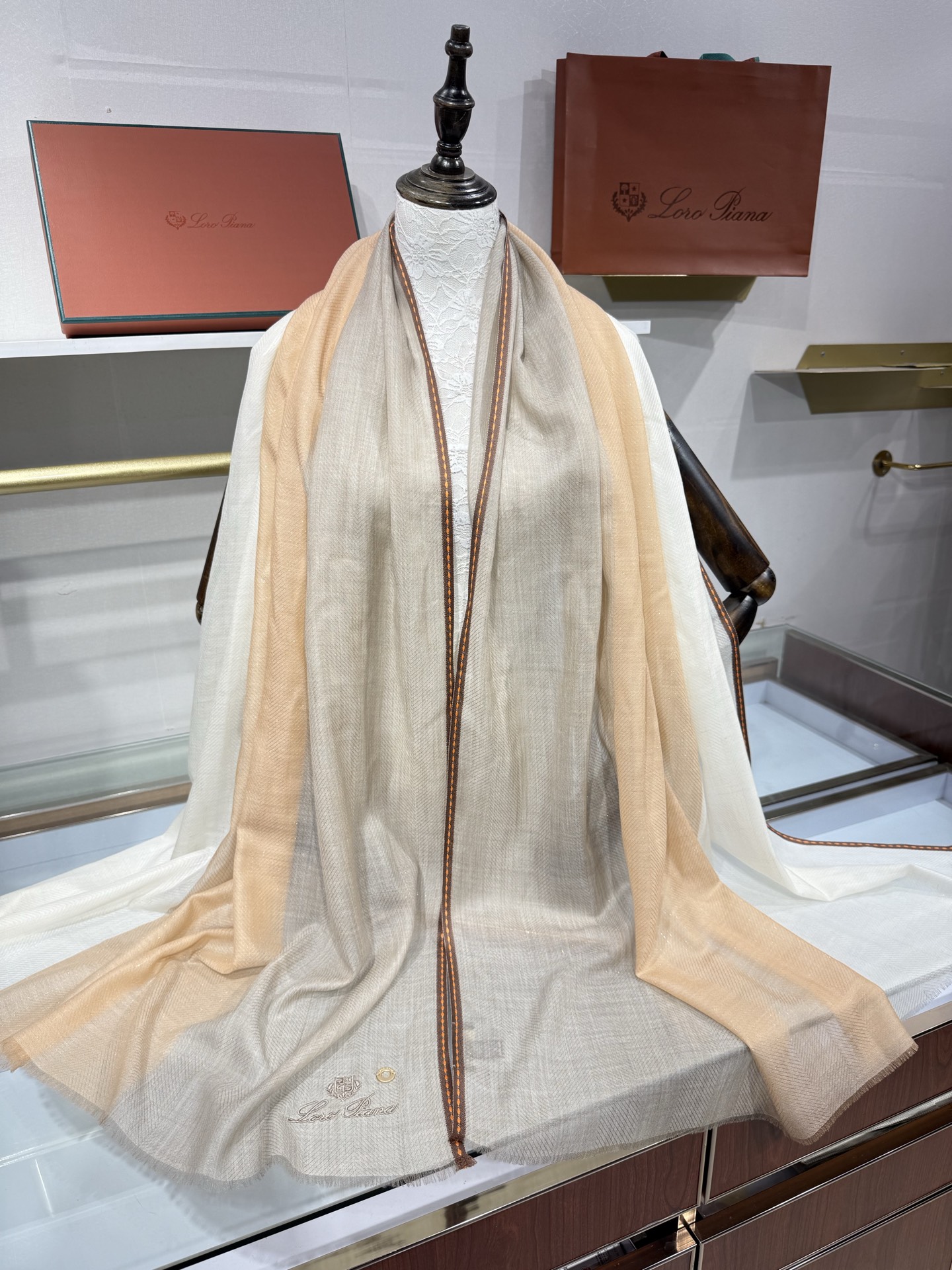 💟Loro Piana LP最新独家供应十年二十年都不过时！也只有LP羊绒围巾能把这么看似简单外观的围巾