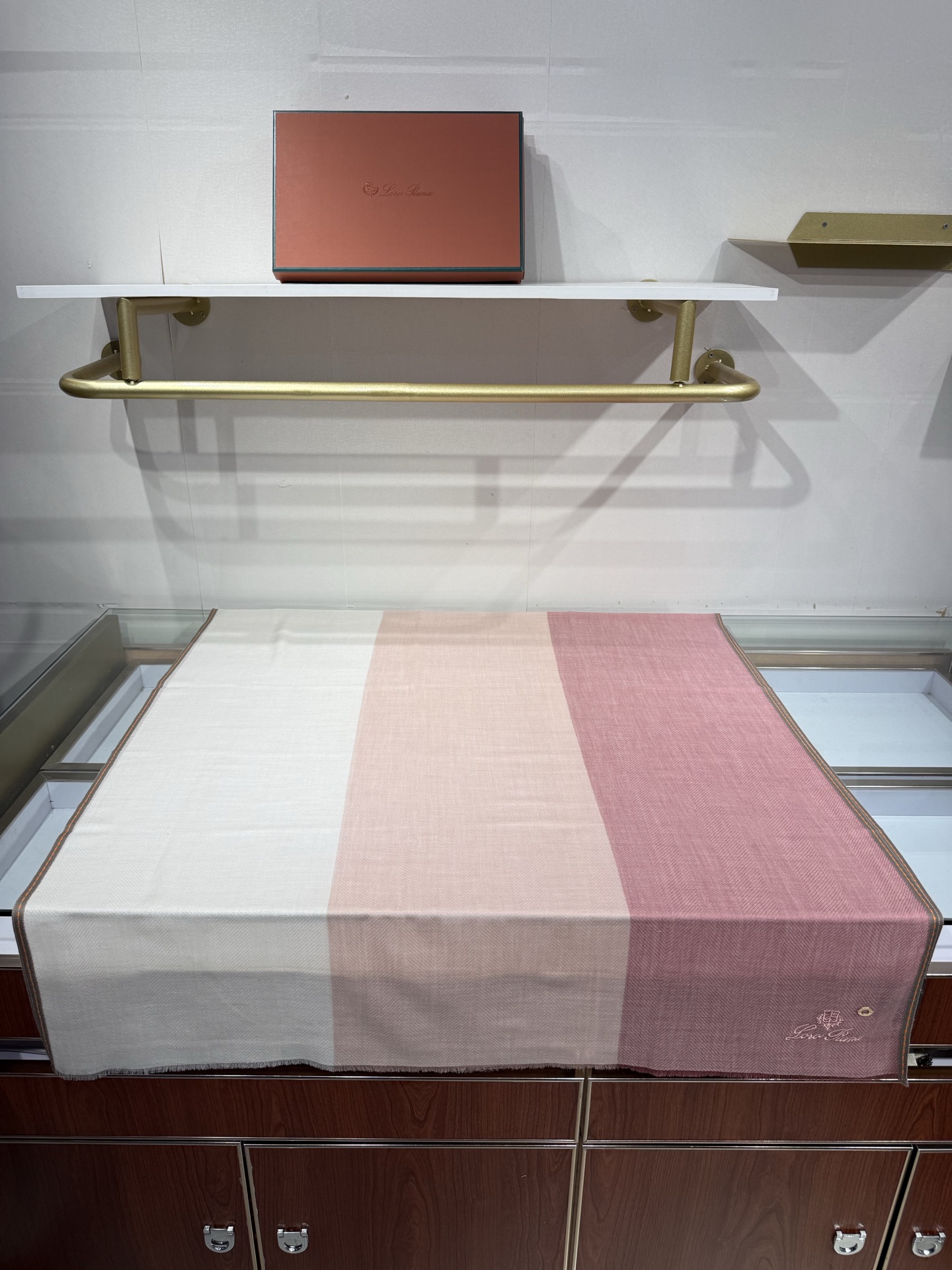 💟Loro Piana LP最新独家供应十年二十年都不过时！也只有LP羊绒围巾能把这么看似简单外观的围巾