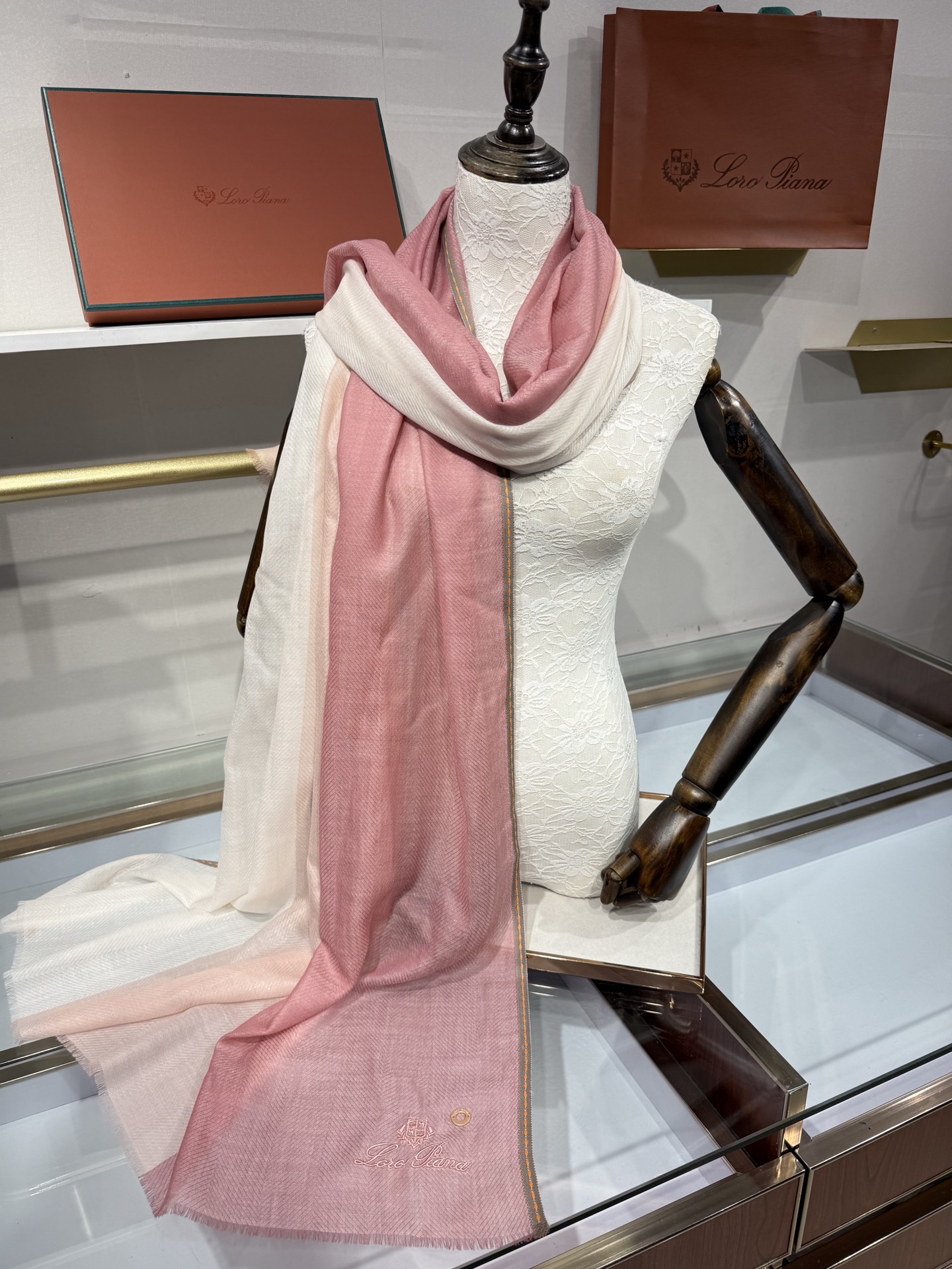 💟Loro Piana LP最新独家供应十年二十年都不过时！也只有LP羊绒围巾能把这么看似简单外观的围巾