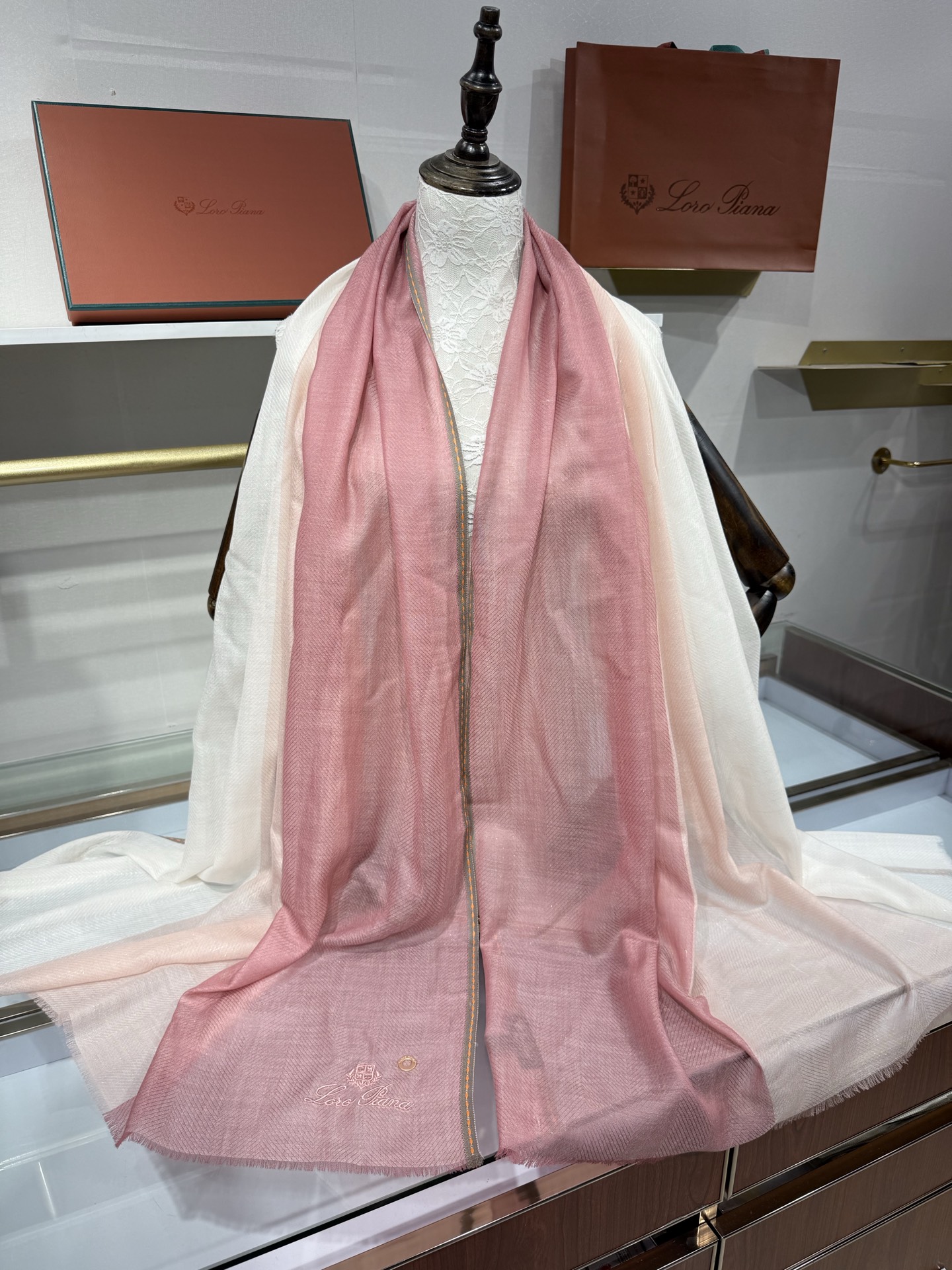 💟Loro Piana LP最新独家供应十年二十年都不过时！也只有LP羊绒围巾能把这么看似简单外观的围巾