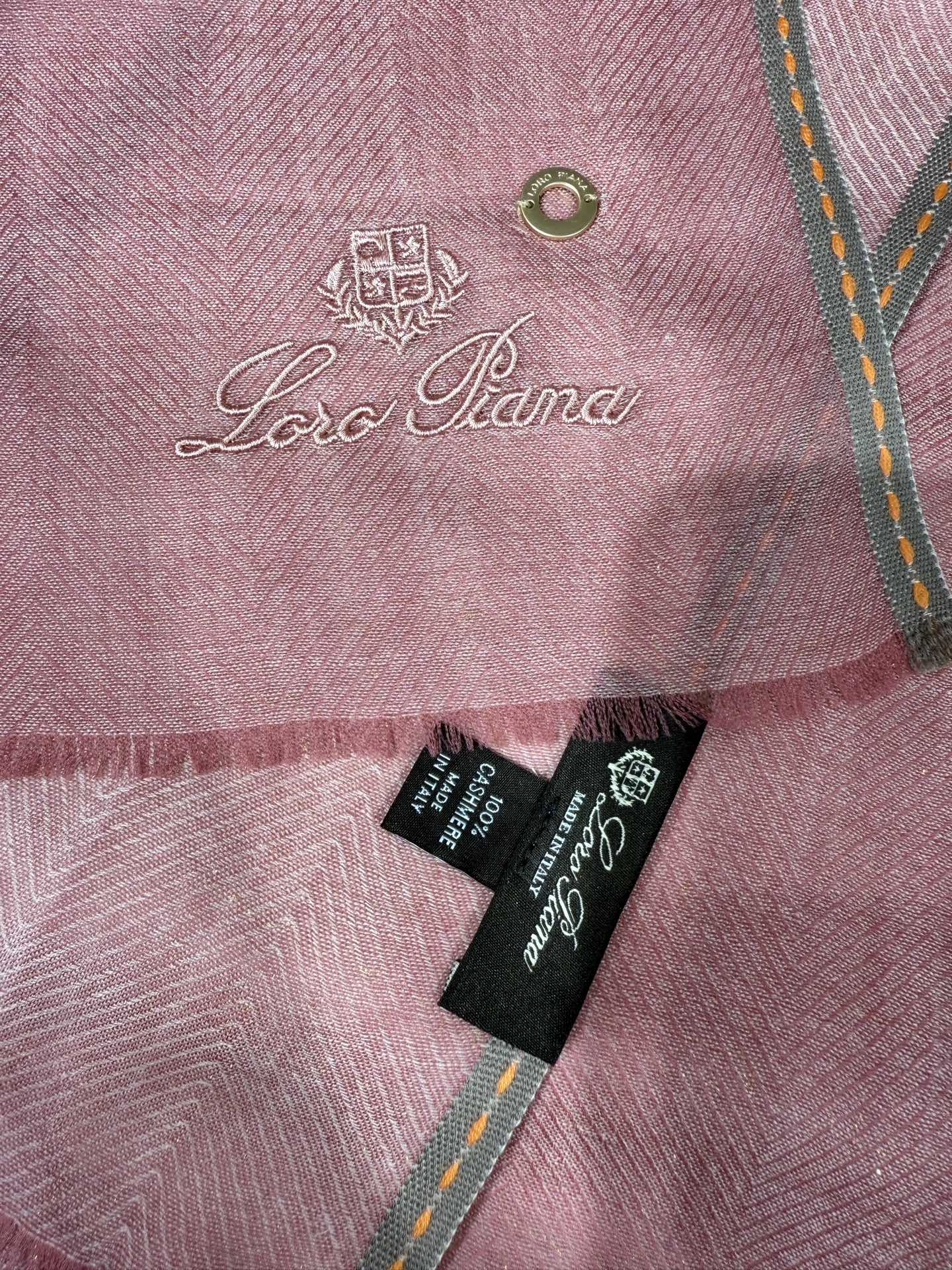 💟Loro Piana LP最新独家供应十年二十年都不过时！也只有LP羊绒围巾能把这么看似简单外观的围巾