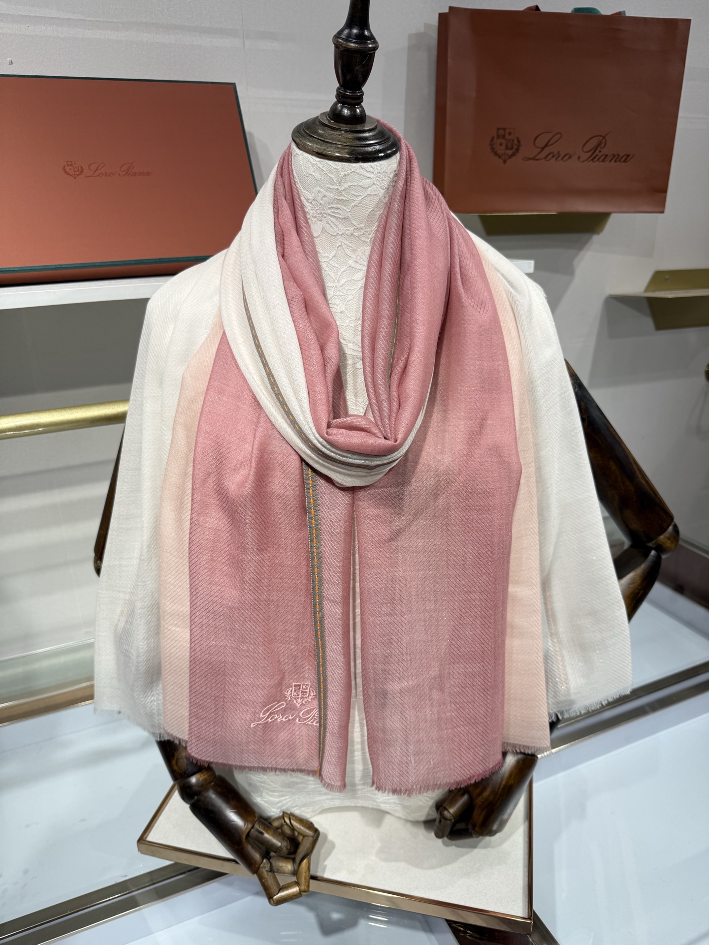 💟Loro Piana LP最新独家供应十年二十年都不过时！也只有LP羊绒围巾能把这么看似简单外观的围巾