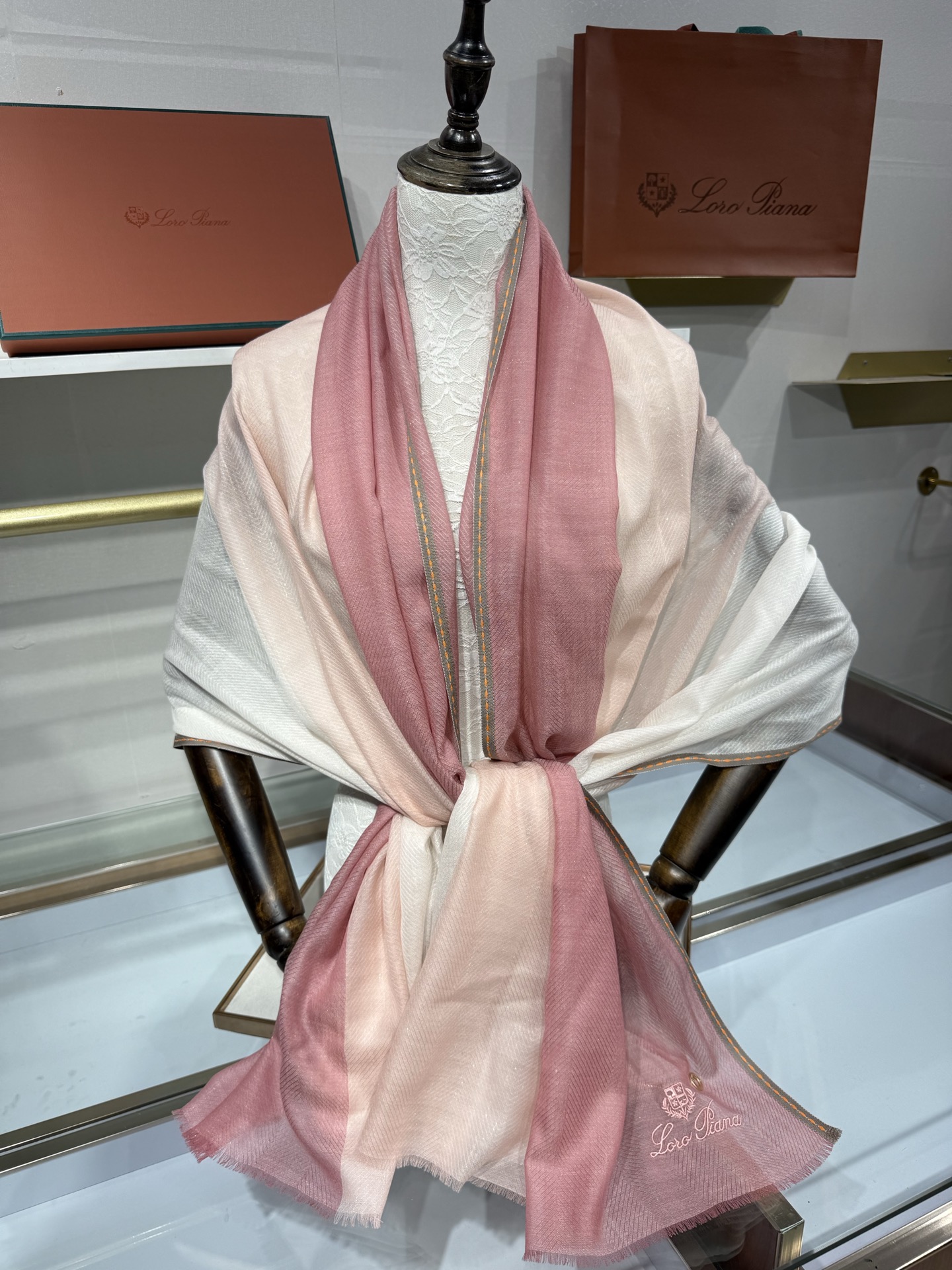 💟Loro Piana LP最新独家供应十年二十年都不过时！也只有LP羊绒围巾能把这么看似简单外观的围巾
