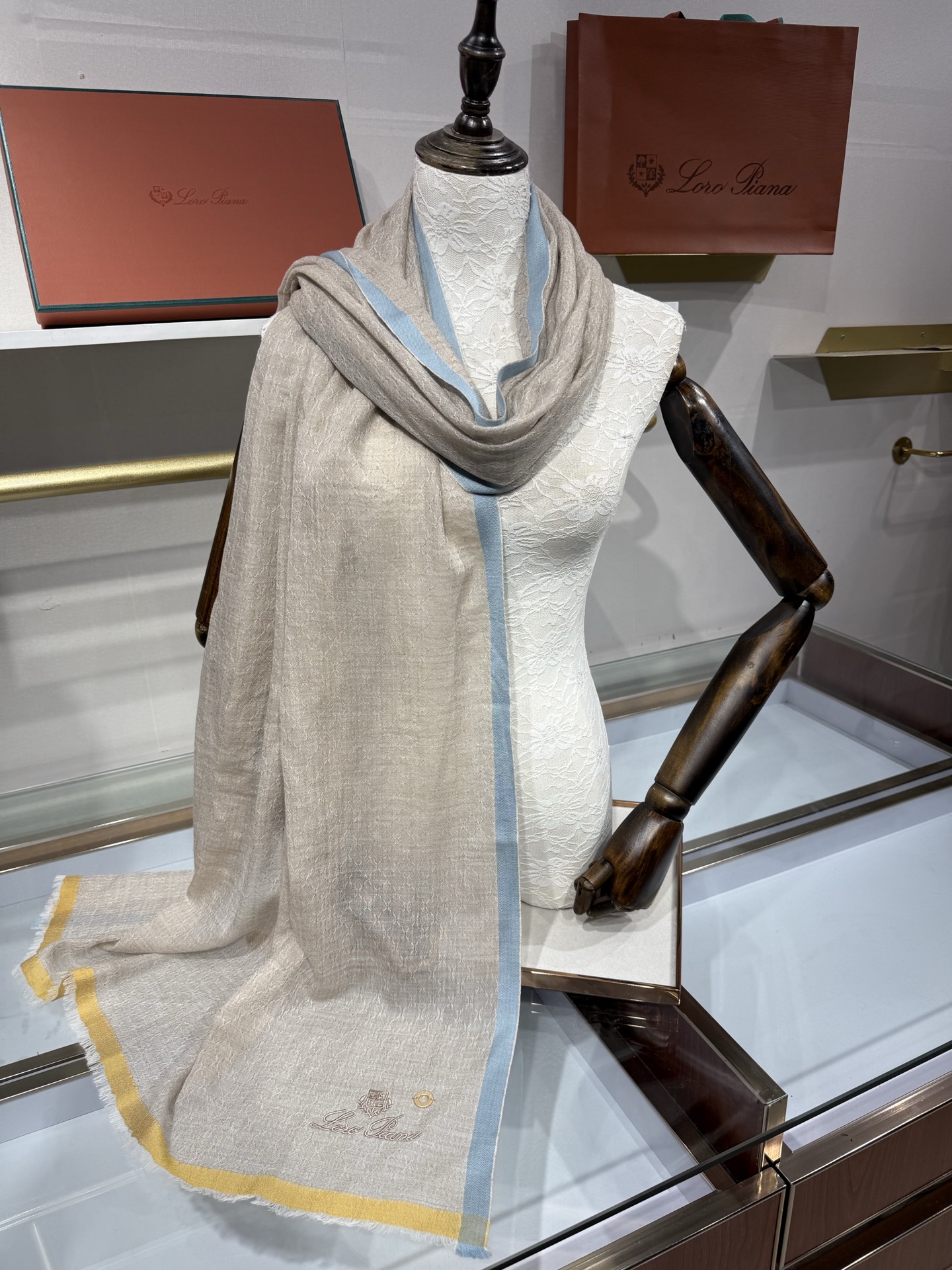 💟Loro Piana LP最新独家供应十年二十年都不过时！也只有LP羊绒围巾能把这么看似简单外观的围巾