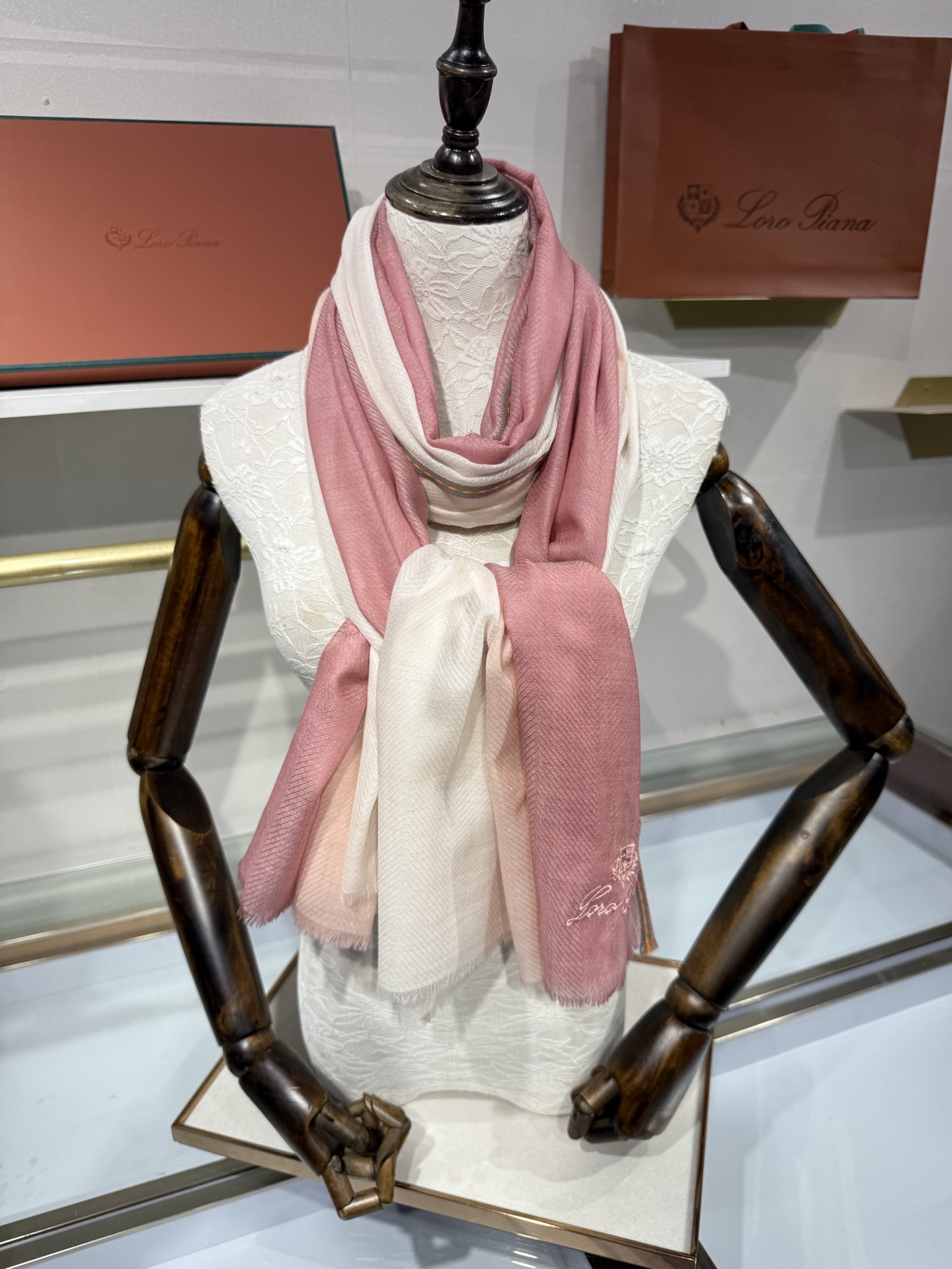 💟Loro Piana LP最新独家供应十年二十年都不过时！也只有LP羊绒围巾能把这么看似简单外观的围巾