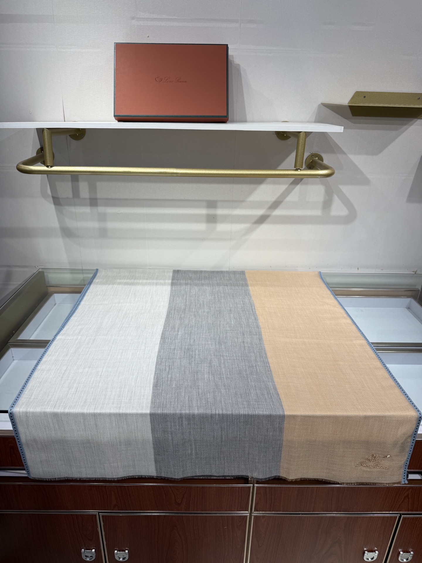 💟Loro Piana LP最新独家供应十年二十年都不过时！也只有LP羊绒围巾能把这么看似简单外观的围巾