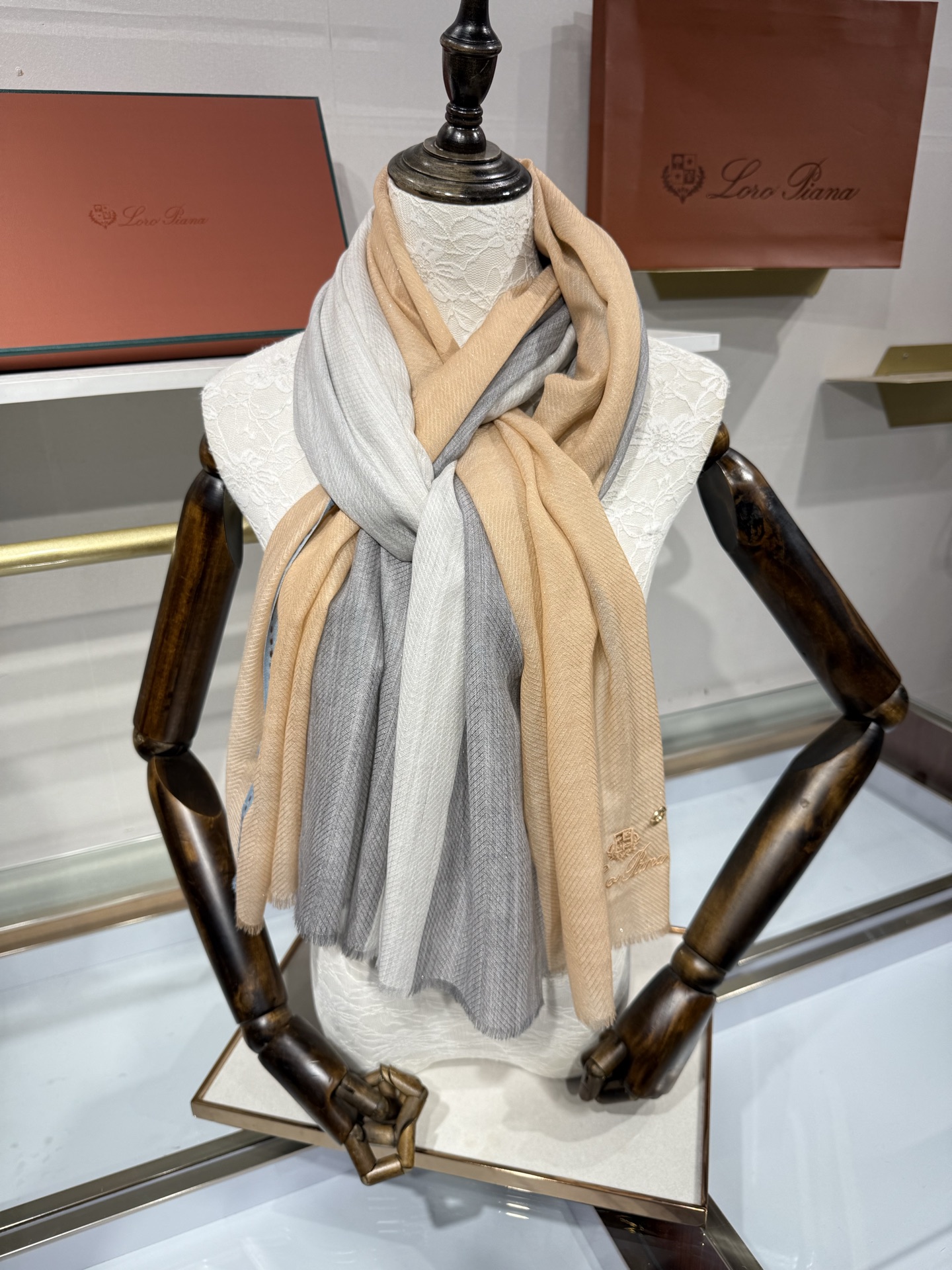💟Loro Piana LP最新独家供应十年二十年都不过时！也只有LP羊绒围巾能把这么看似简单外观的围巾