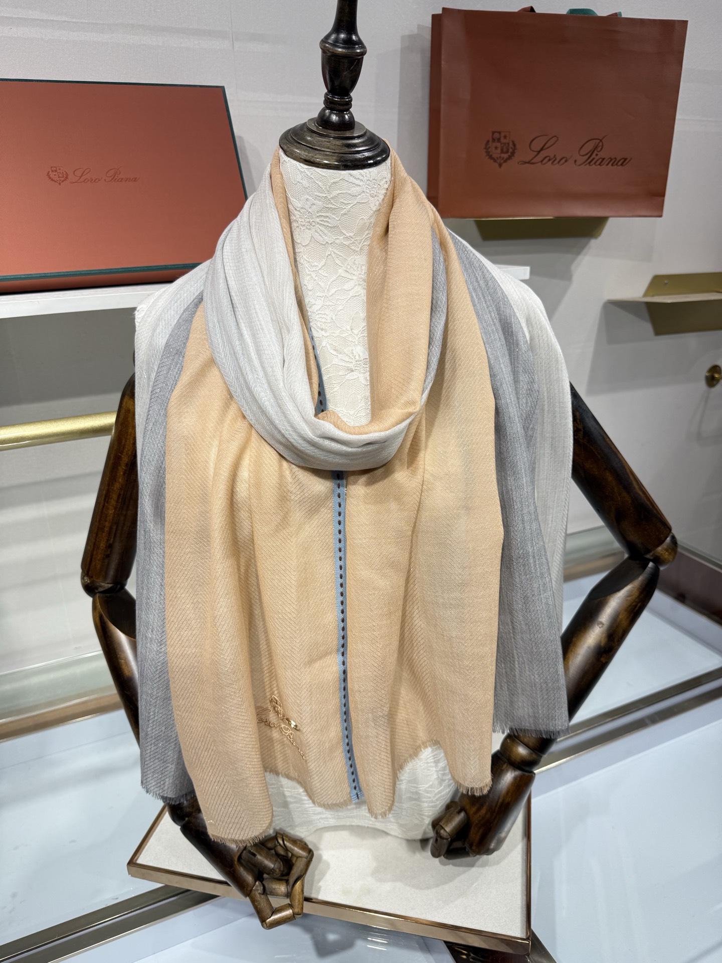 💟Loro Piana LP最新独家供应十年二十年都不过时！也只有LP羊绒围巾能把这么看似简单外观的围巾