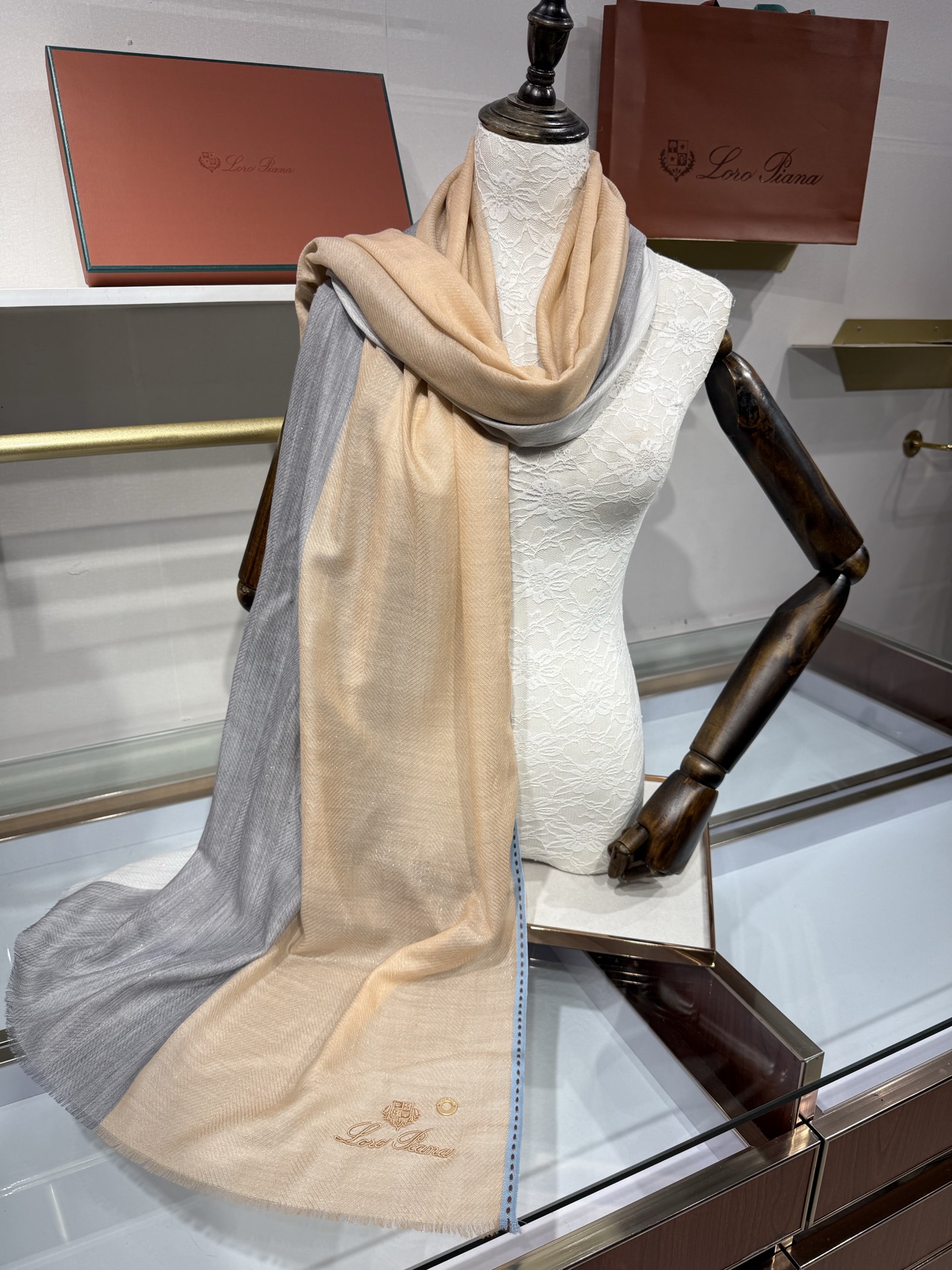 💟Loro Piana LP最新独家供应十年二十年都不过时！也只有LP羊绒围巾能把这么看似简单外观的围巾