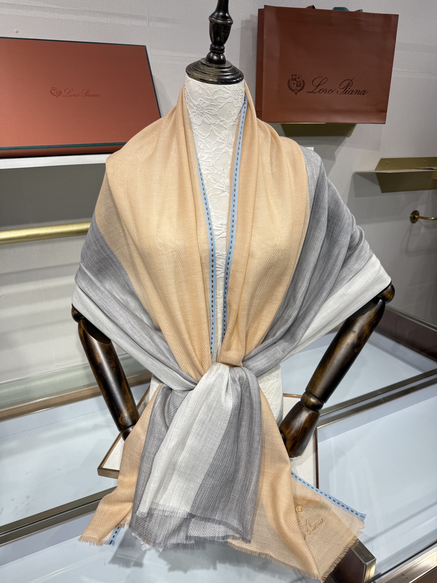 💟Loro Piana LP最新独家供应十年二十年都不过时！也只有LP羊绒围巾能把这么看似简单外观的围巾