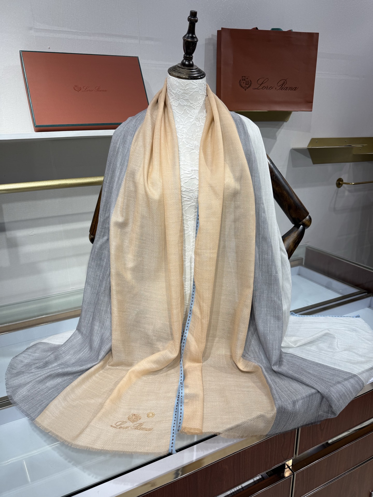 💟Loro Piana LP最新独家供应十年二十年都不过时！也只有LP羊绒围巾能把这么看似简单外观的围巾