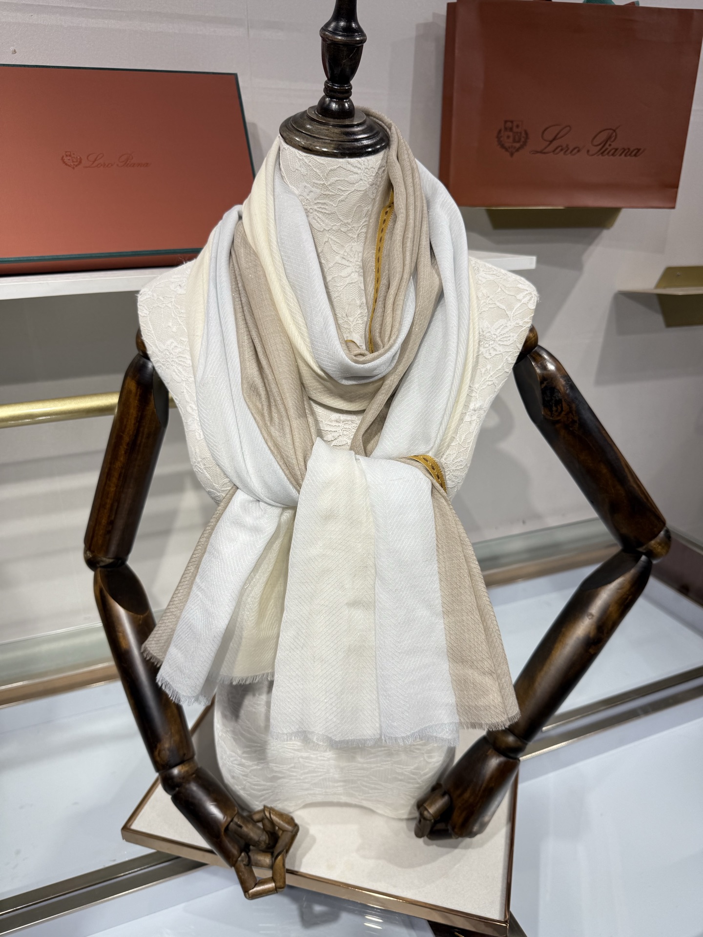 💟Loro Piana LP最新独家供应十年二十年都不过时！也只有LP羊绒围巾能把这么看似简单外观的围巾