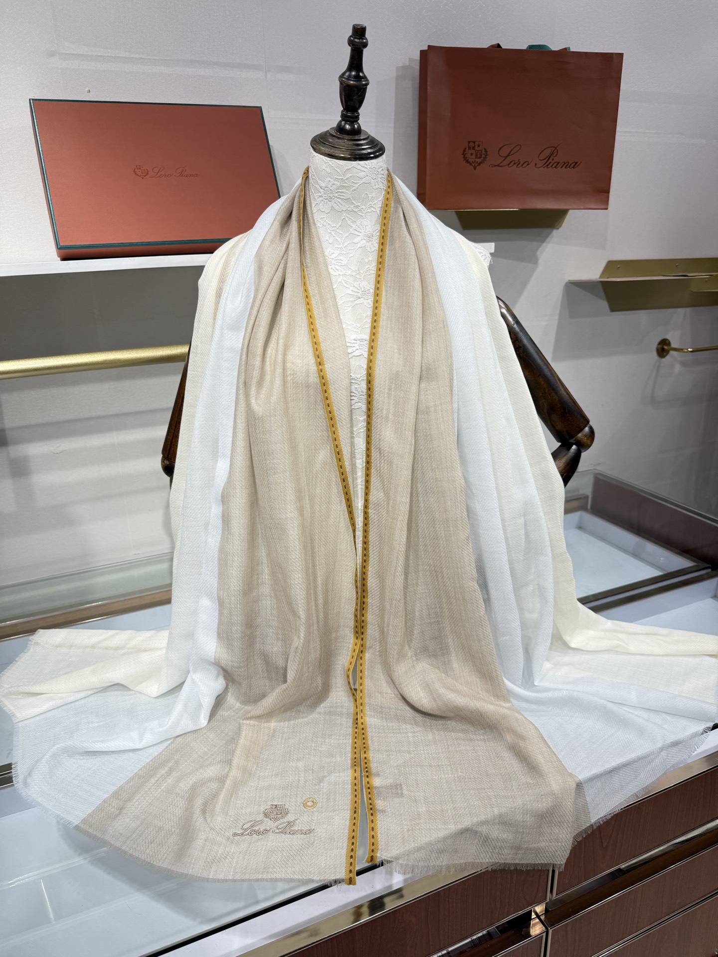 💟Loro Piana LP最新独家供应十年二十年都不过时！也只有LP羊绒围巾能把这么看似简单外观的围巾