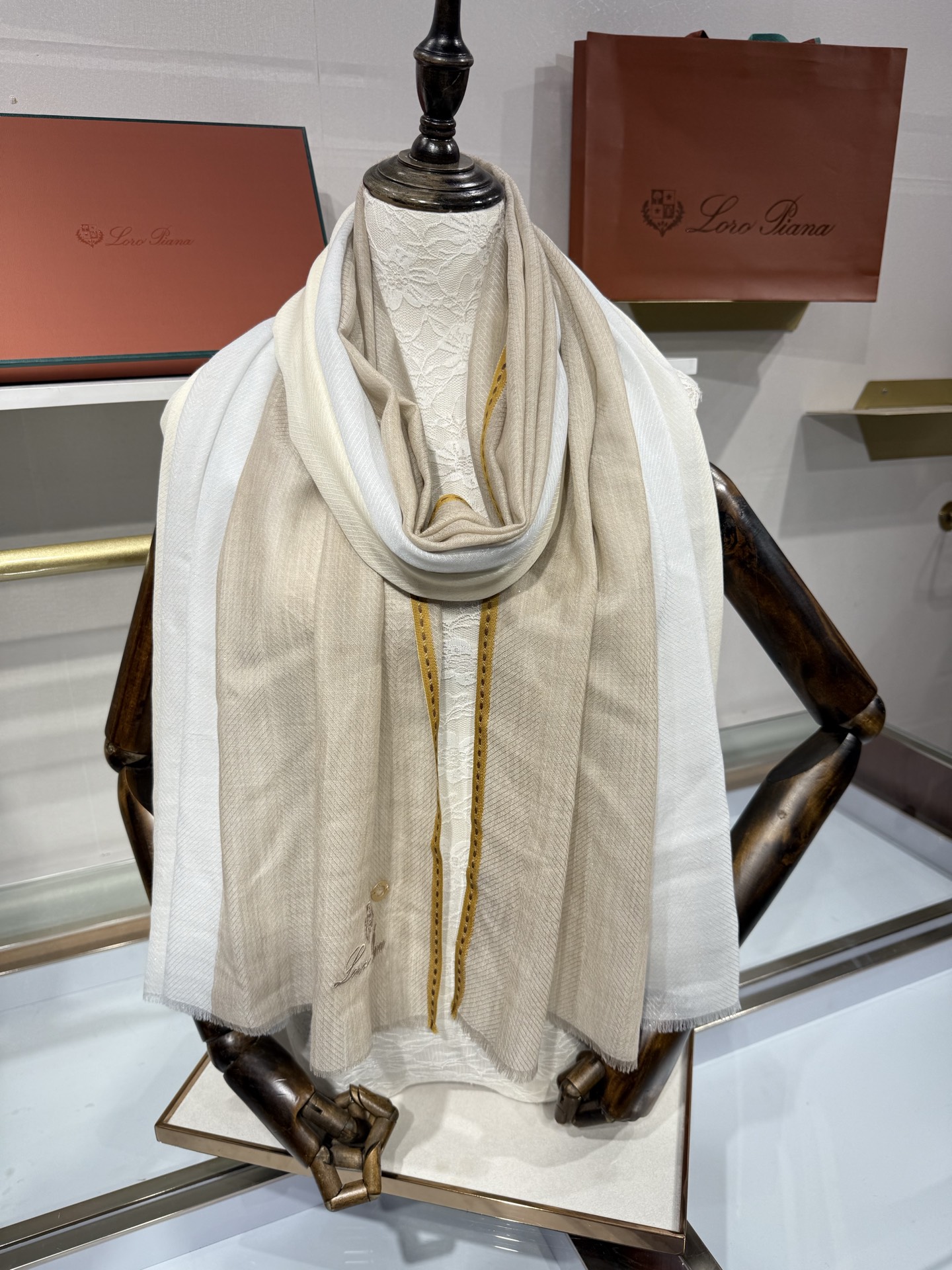 💟Loro Piana LP最新独家供应十年二十年都不过时！也只有LP羊绒围巾能把这么看似简单外观的围巾
