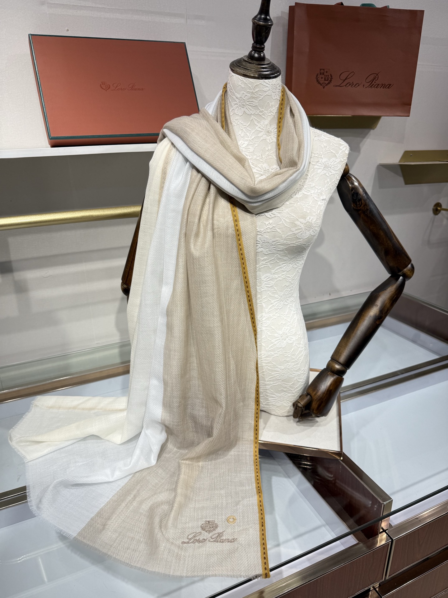 💟Loro Piana LP最新独家供应十年二十年都不过时！也只有LP羊绒围巾能把这么看似简单外观的围巾