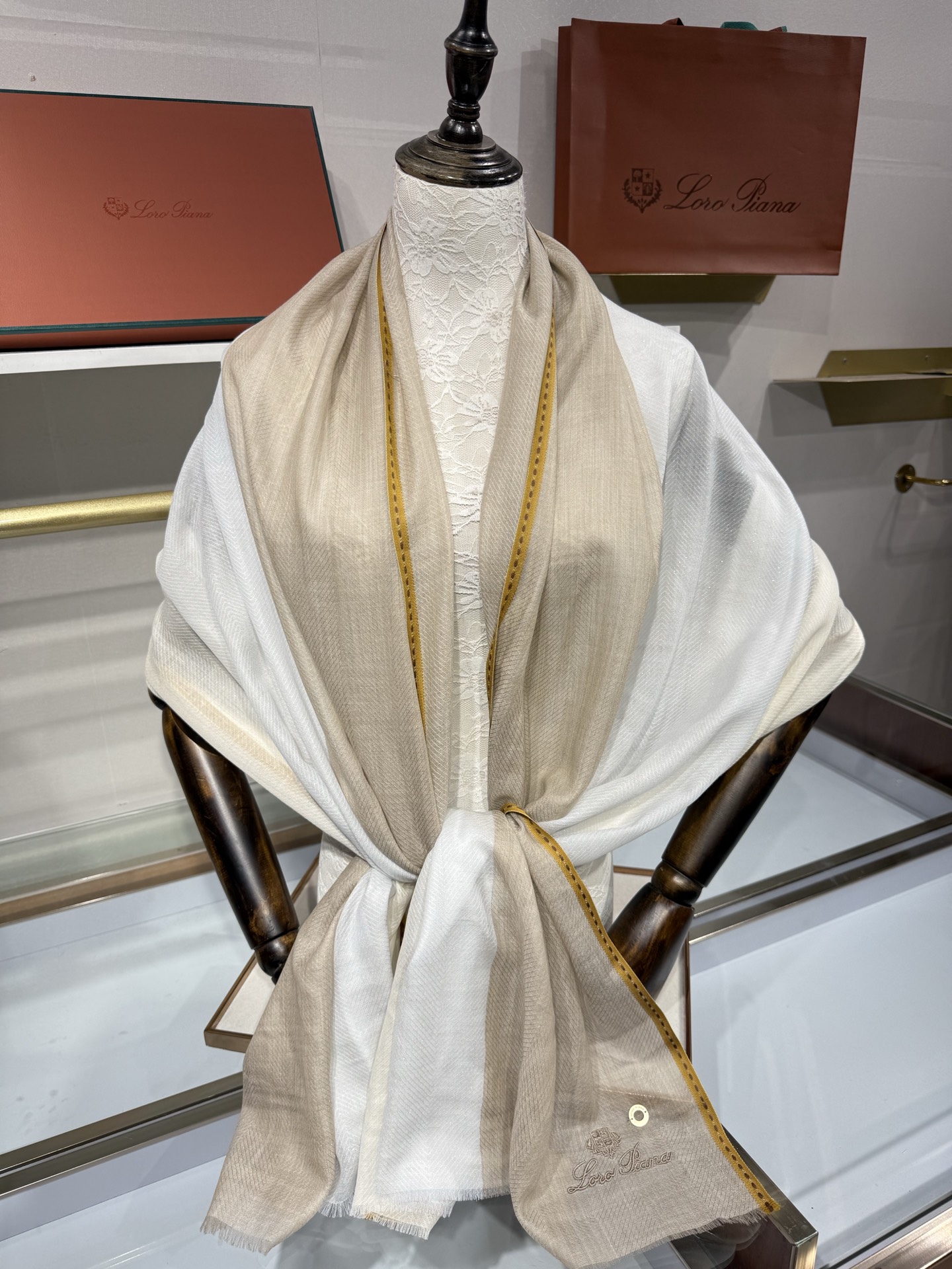 💟Loro Piana LP最新独家供应十年二十年都不过时！也只有LP羊绒围巾能把这么看似简单外观的围巾