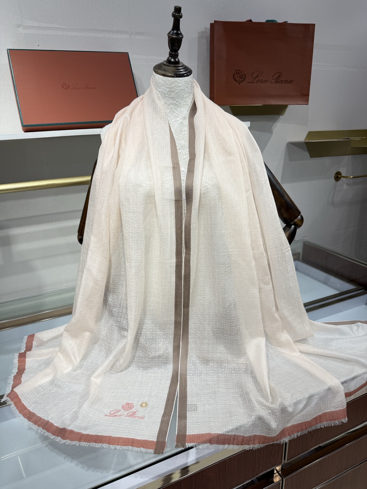 💟Loro Piana LP最新独家供应十年二十年都不过时！也只有LP羊绒围巾能把这么看似简单外观的围巾