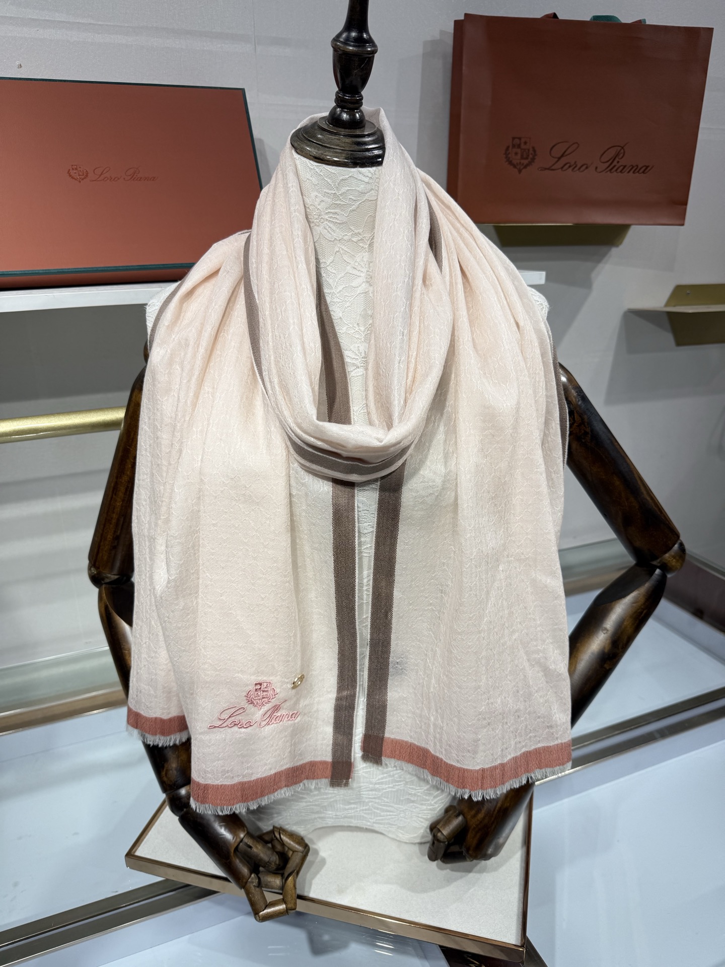 💟Loro Piana LP最新独家供应十年二十年都不过时！也只有LP羊绒围巾能把这么看似简单外观的围巾