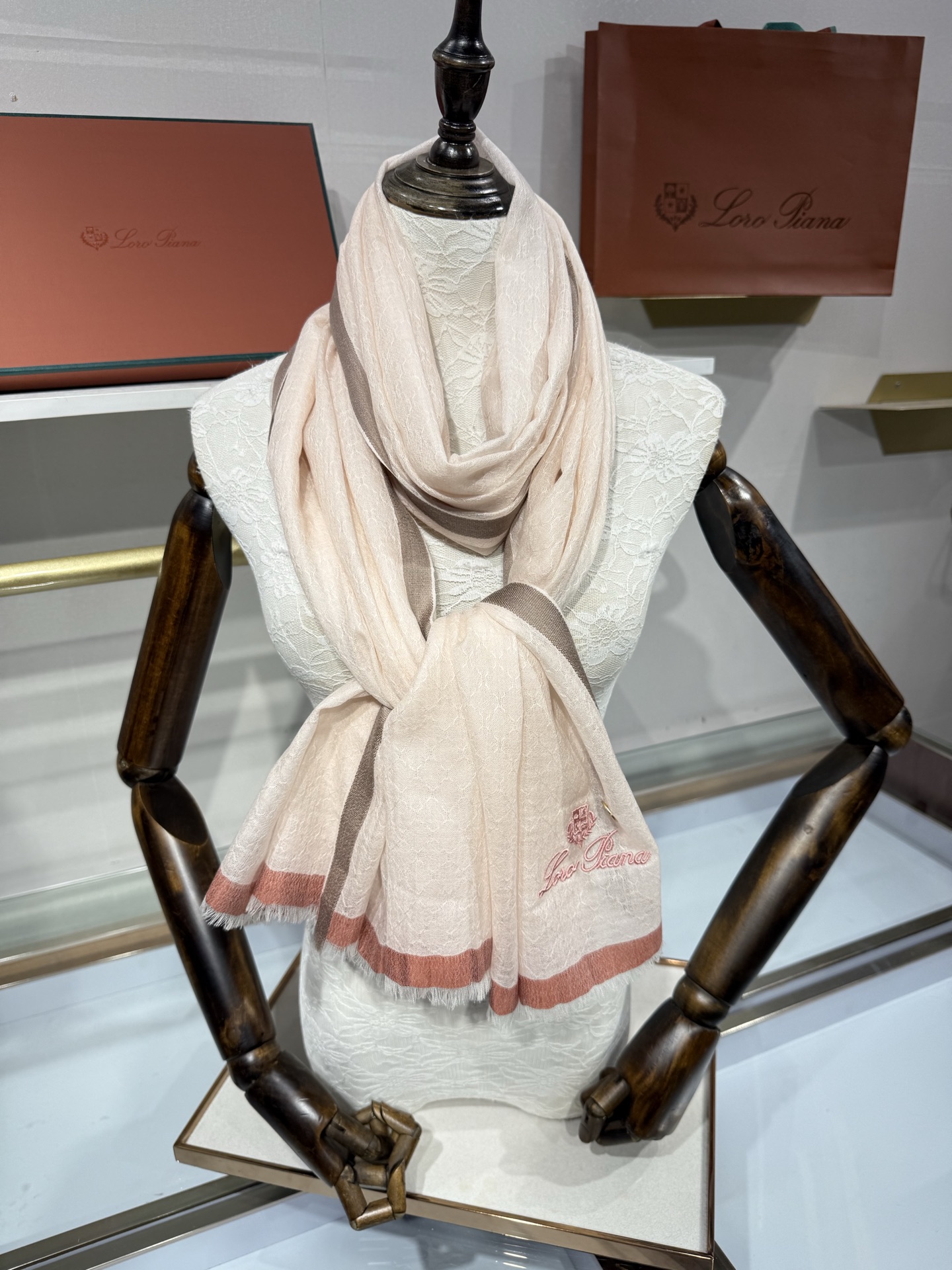 💟Loro Piana LP最新独家供应十年二十年都不过时！也只有LP羊绒围巾能把这么看似简单外观的围巾