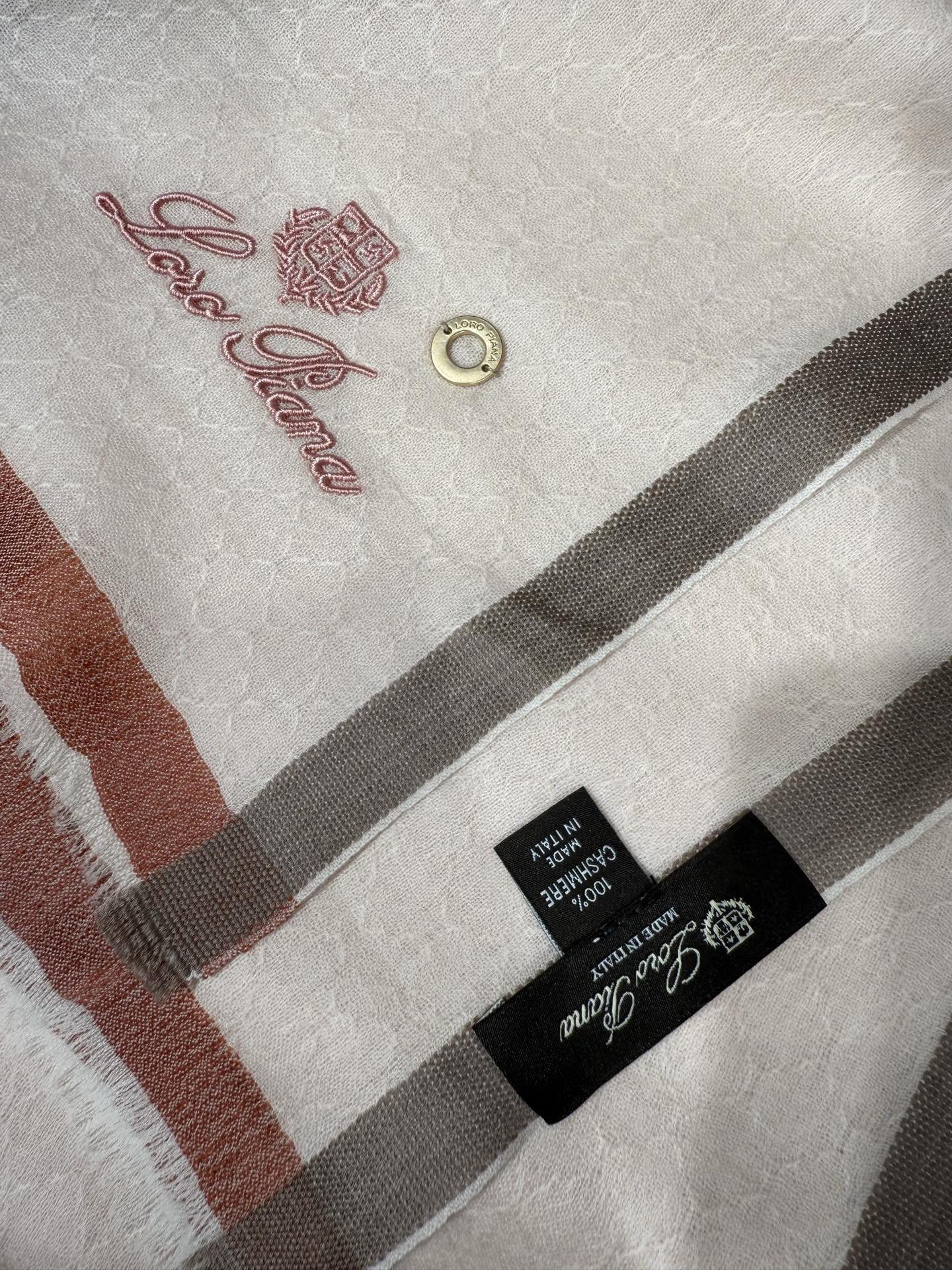 💟Loro Piana LP最新独家供应十年二十年都不过时！也只有LP羊绒围巾能把这么看似简单外观的围巾