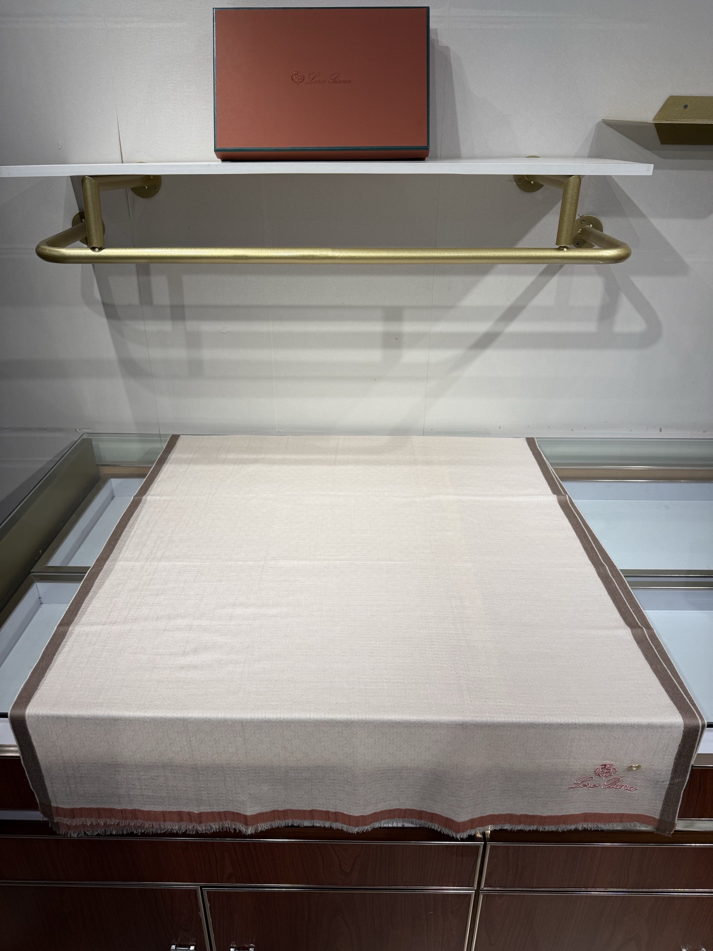 💟Loro Piana LP最新独家供应十年二十年都不过时！也只有LP羊绒围巾能把这么看似简单外观的围巾
