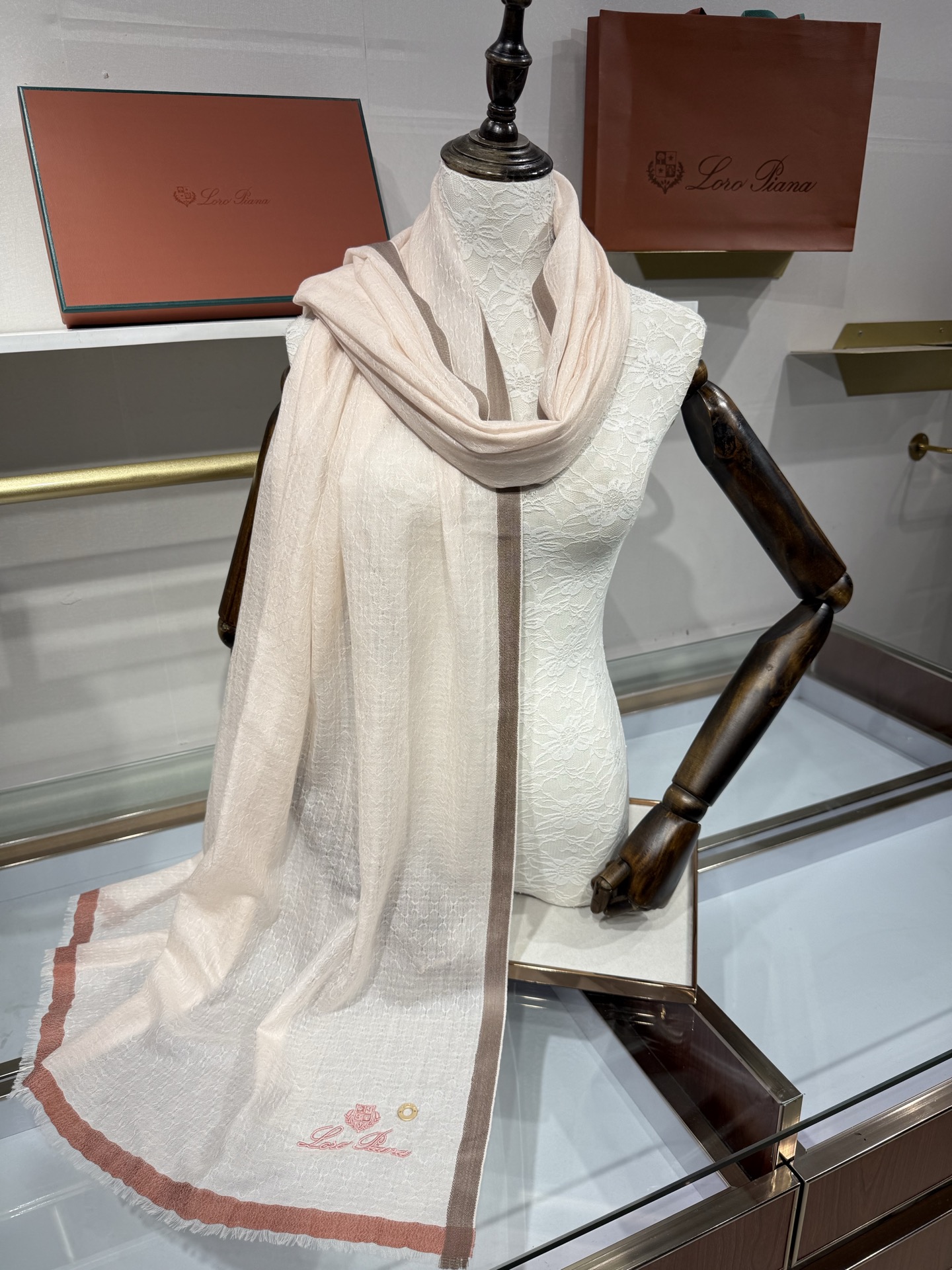 💟Loro Piana LP最新独家供应十年二十年都不过时！也只有LP羊绒围巾能把这么看似简单外观的围巾