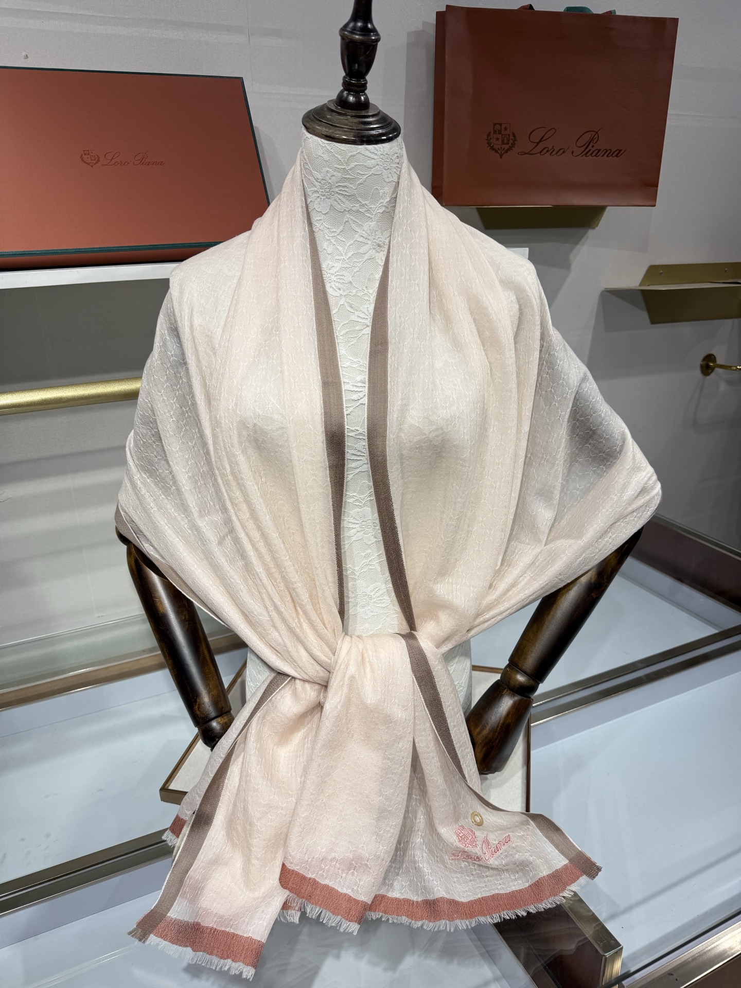 💟Loro Piana LP最新独家供应十年二十年都不过时！也只有LP羊绒围巾能把这么看似简单外观的围巾