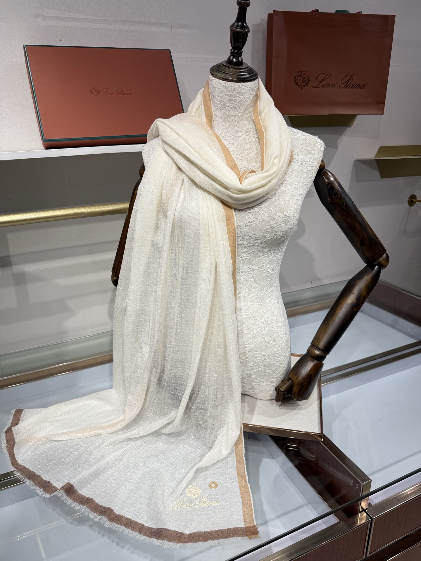 💟Loro Piana LP最新独家供应十年二十年都不过时！也只有LP羊绒围巾能把这么看似简单外观的围巾