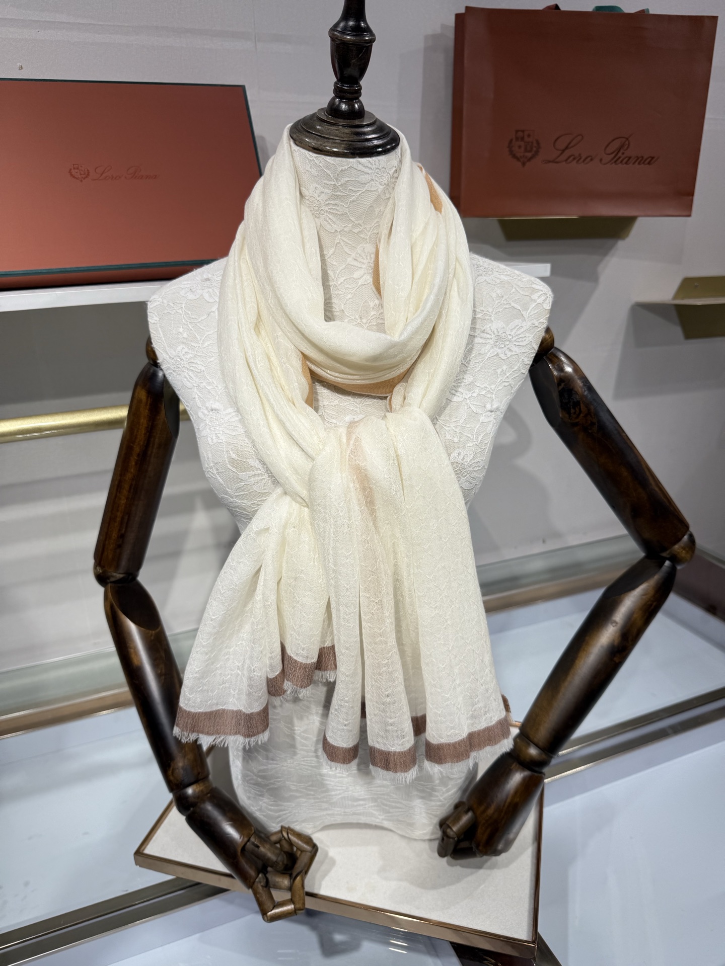 💟Loro Piana LP最新独家供应十年二十年都不过时！也只有LP羊绒围巾能把这么看似简单外观的围巾