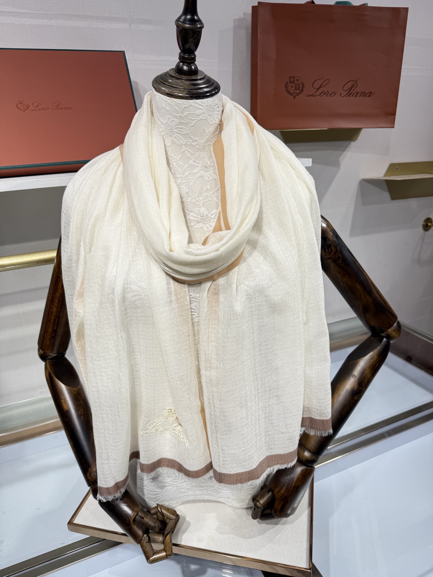 💟Loro Piana LP最新独家供应十年二十年都不过时！也只有LP羊绒围巾能把这么看似简单外观的围巾
