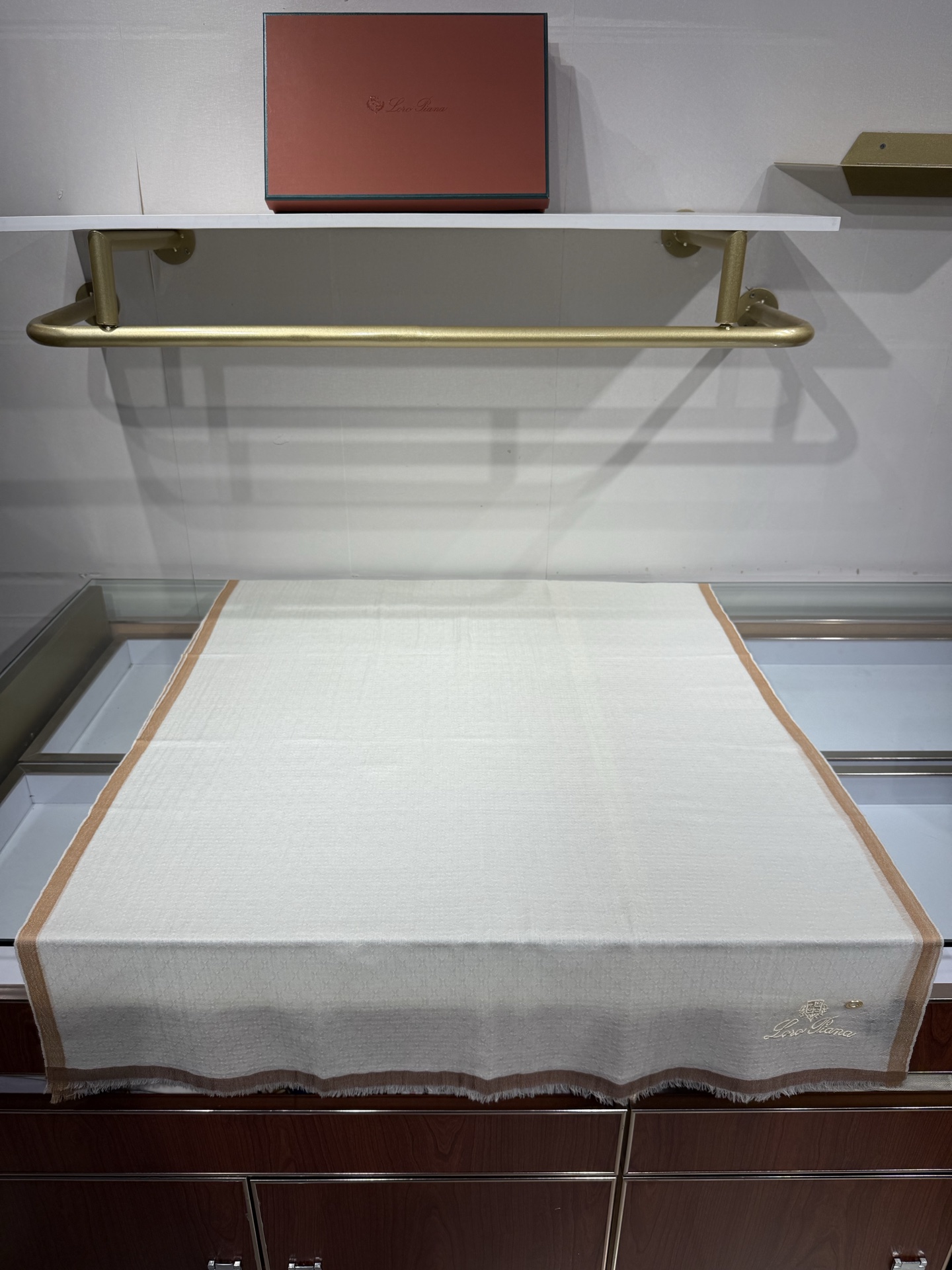 💟Loro Piana LP最新独家供应十年二十年都不过时！也只有LP羊绒围巾能把这么看似简单外观的围巾