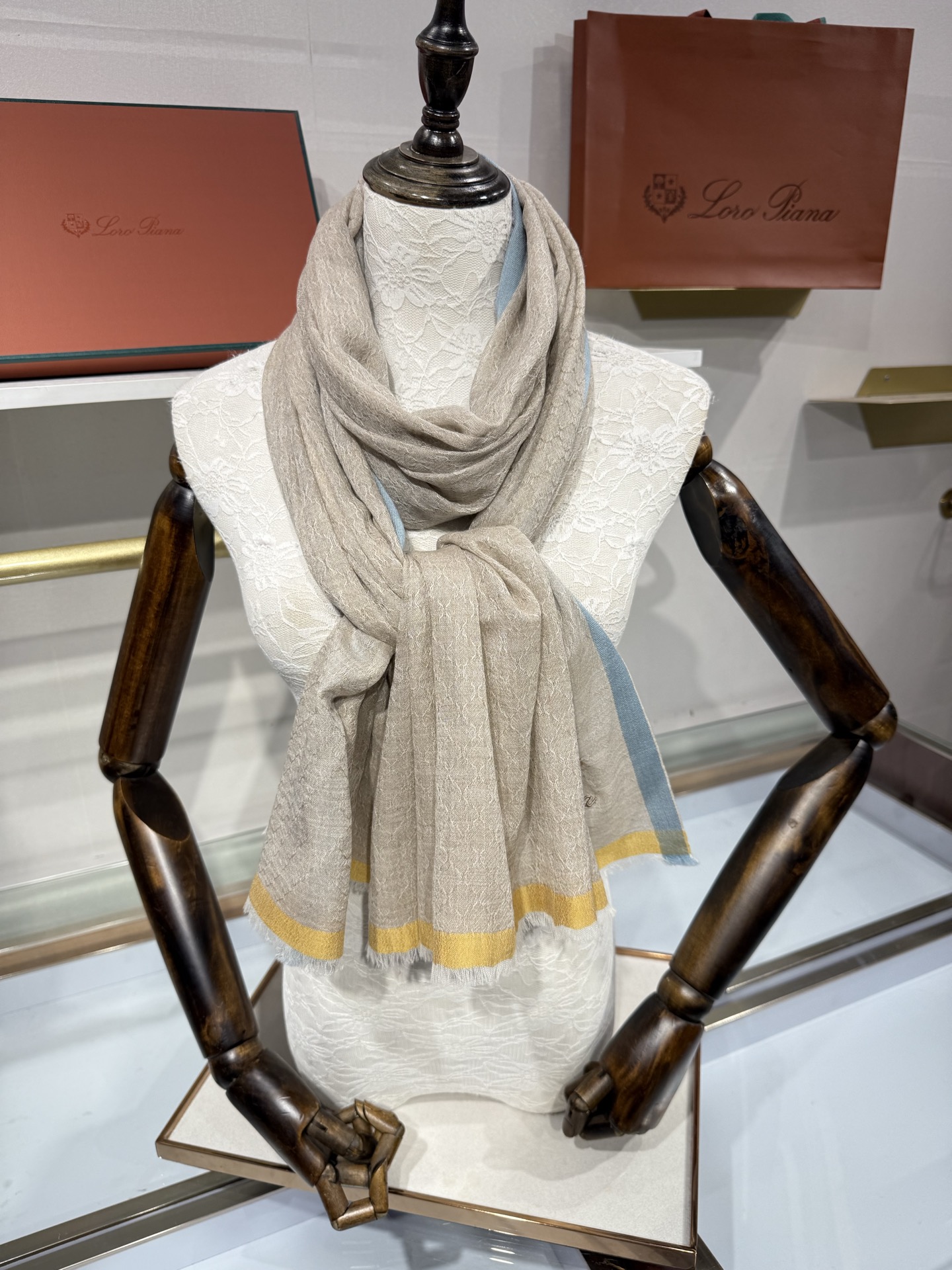 💟Loro Piana LP最新独家供应十年二十年都不过时！也只有LP羊绒围巾能把这么看似简单外观的围巾