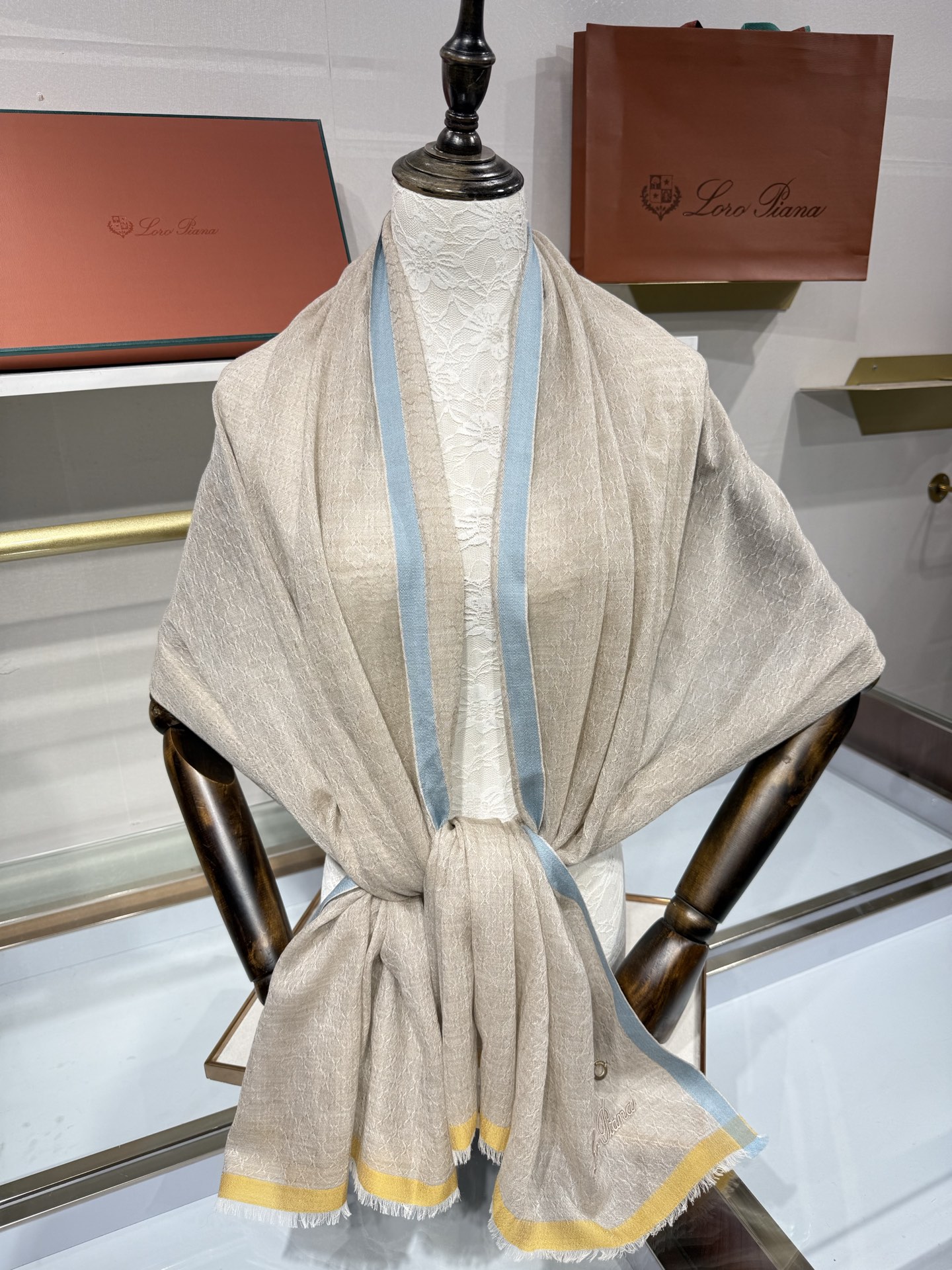 💟Loro Piana LP最新独家供应十年二十年都不过时！也只有LP羊绒围巾能把这么看似简单外观的围巾