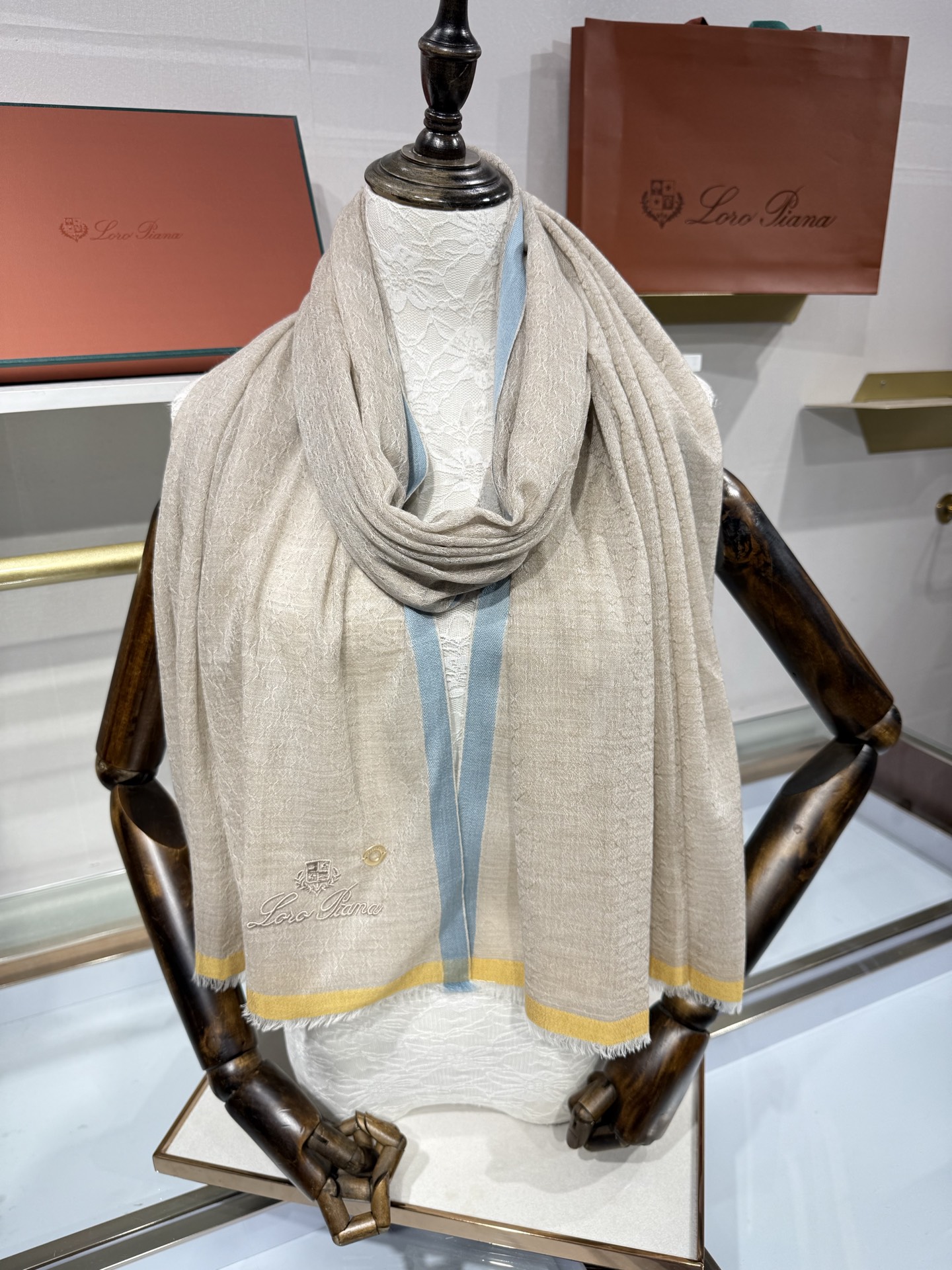 💟Loro Piana LP最新独家供应十年二十年都不过时！也只有LP羊绒围巾能把这么看似简单外观的围巾