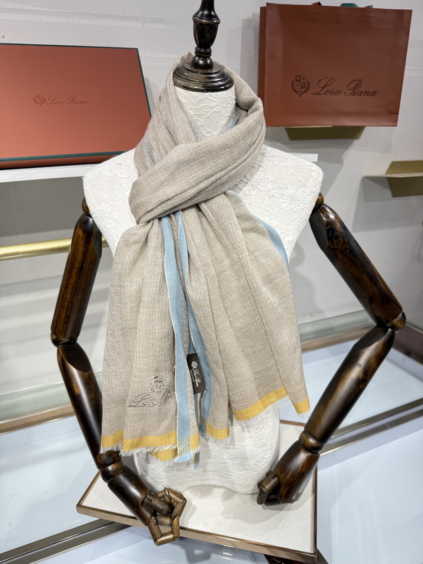 💟Loro Piana LP最新独家供应十年二十年都不过时！也只有LP羊绒围巾能把这么看似简单外观的围巾