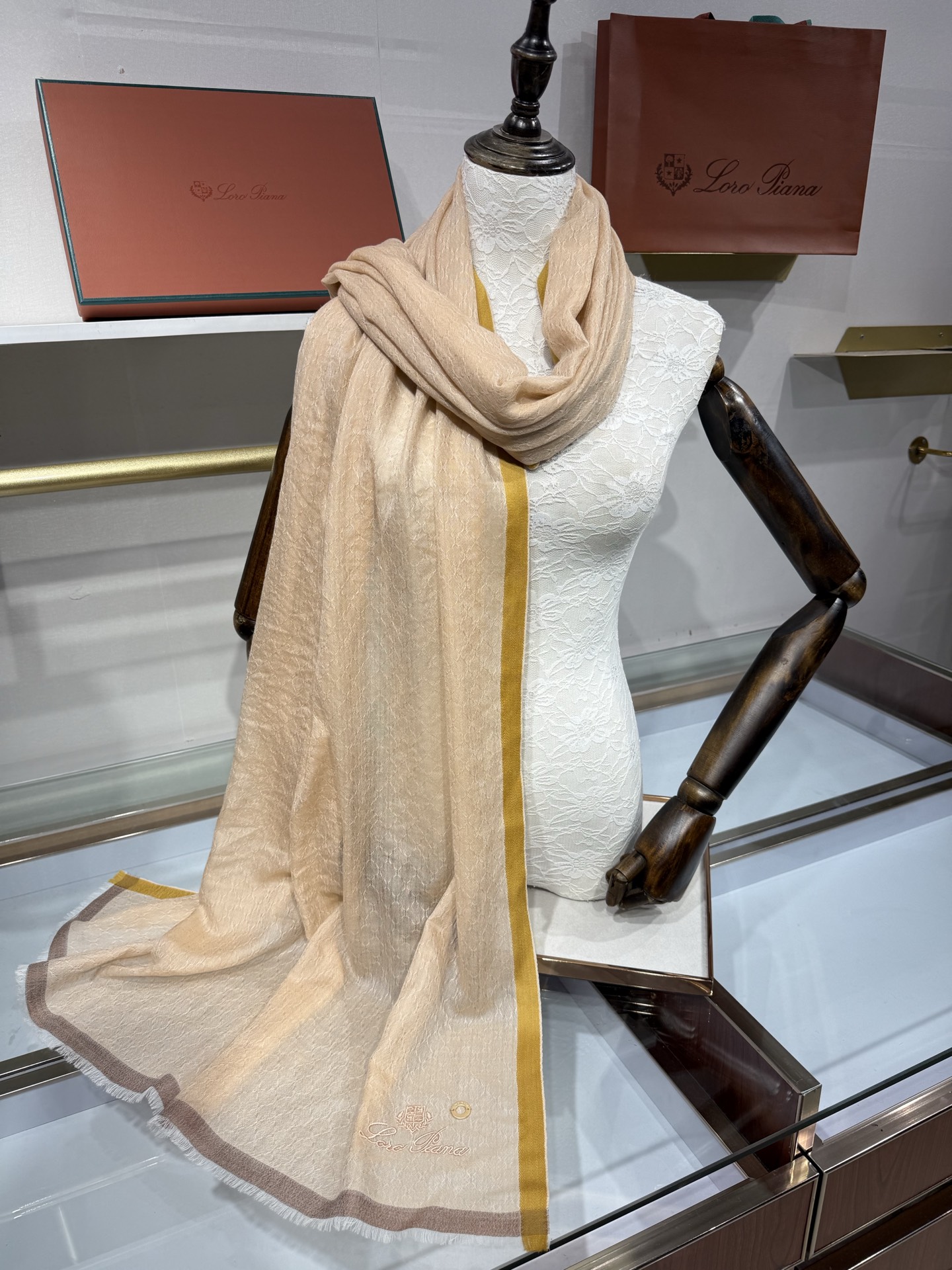 💟Loro Piana LP最新独家供应十年二十年都不过时！也只有LP羊绒围巾能把这么看似简单外观的围巾